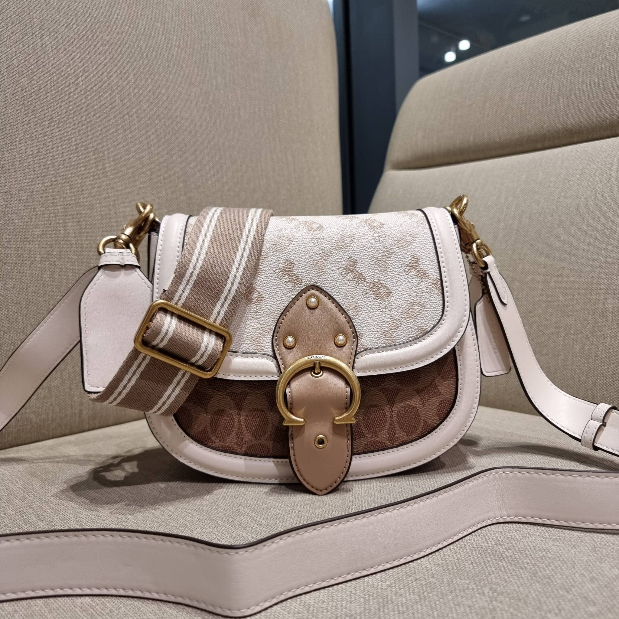 COACH C3837 BEAT SADDLE BAG WITH HORSE AND CARRIAGE PRINT The best item! ที่สาวๆรอคอย! ฮอตไฟลุก! สีหายาก ละมุนคุณหนู คอลเลคชั่นใหม่ ดีไซน์หรูหรา พิเศษมากๆมาพร้อมสายสะพาย 2 เส้น ใช้คู่กันหรือแยกสะพายก็สวยครบสูตร กระเป๋าสะพายทรง saddle คลาสสิค เปิด-ปิดด้วยก