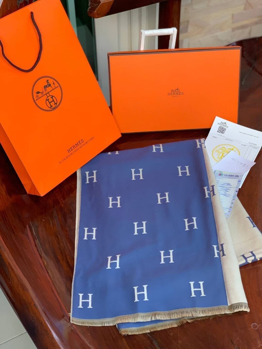 Hermes Women’s Scarves Accessories Scarf อีกหนึ่งแบรนด์ดังจากปารีส ด้วยงานพรีเมี่ยมกิ้ฟ ส่งมอบความรู้สึกดีๆให้กับคนที่คุณรัก ในรูปแบบผ้าพันคอและผ้าคุมไหล่ผืนใหญ่ให้ความอบอุ่น ถักทอด้วยผ้าcashmere ผ้าเนื้อดี สัมผัสนุ่มมือ ทอลายในตัว สีและลายคมชัด เหมาะสำหร