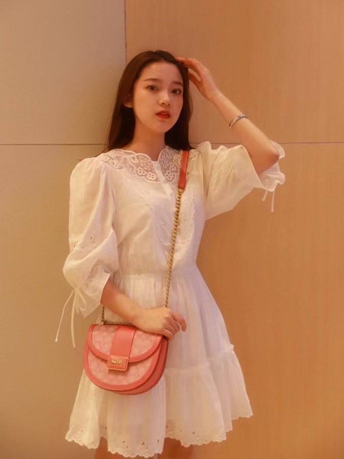 COACH ALIE SADDLE BAG JACQUARD IN SIGNATURE ((C4694//C3464)) พร้อมส่งที่ไทย รุ่นใหม่ล่าสุดค่ะ! กระเป๋าสะพายข้าง//ครอสบอดี้ร์//หรือทบสายคู่สะพายไหล่ได้ค่ะ วัสดุJacquard+หนังแท้ ได้สวยงามลงตัวมากๆ เปิดปิดกระเป๋าแบบกดล็อค มีอะไหล่โลโก้แบรนด์โดดเด่นปนคลาสสิค