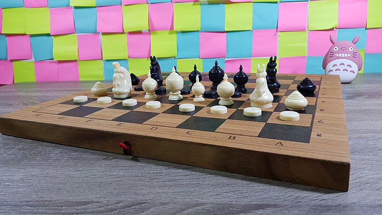 ชุดหมากรุกไทยตัวพลาสติกกระดานไม้พับช่องถมดำ