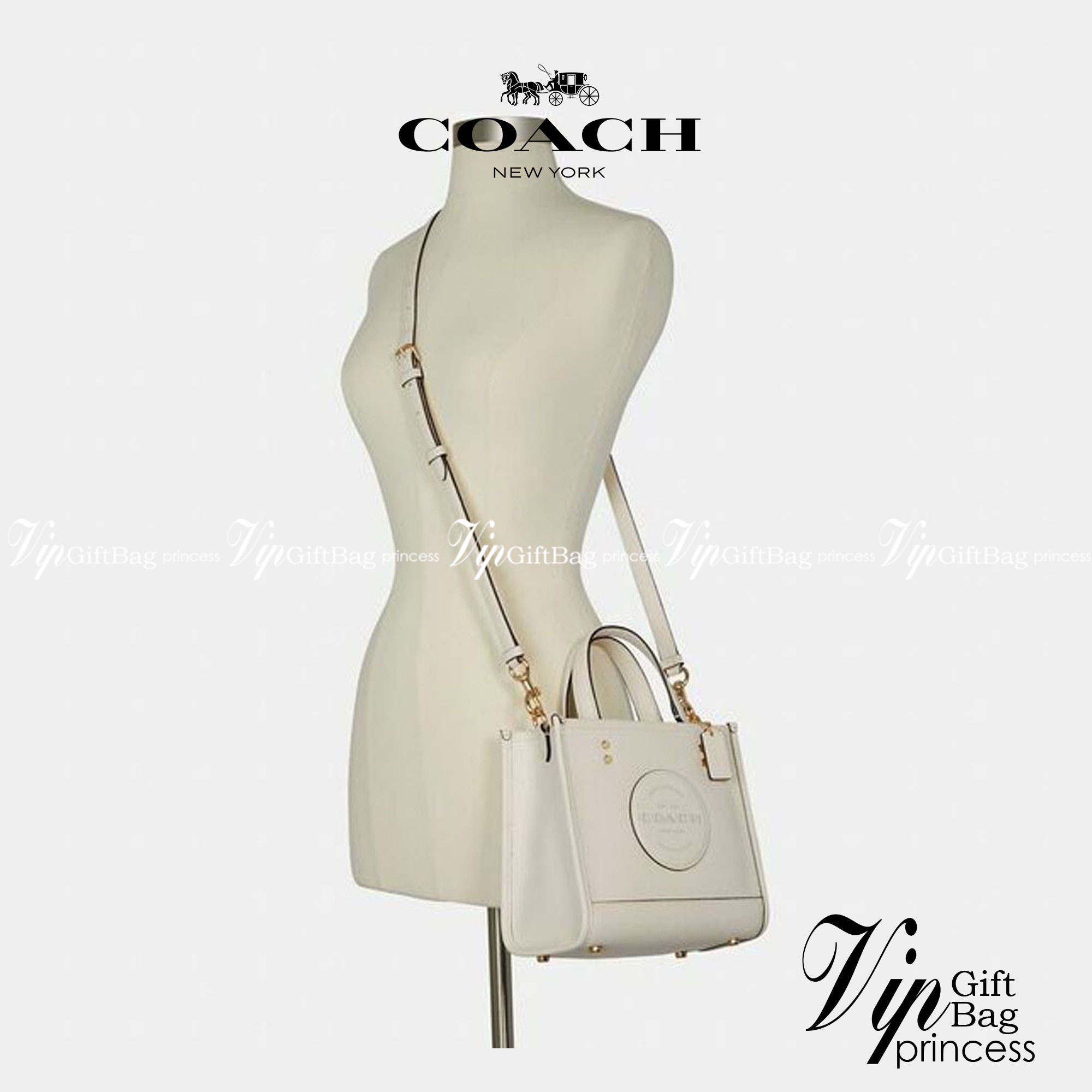 ใหม่ล่าสุด อดใจยังไงไหว COACH Dempsey Field Tote 22 C5268 โทนสีขาวล้วน ดำล้วน สุดคลาสสิก พร้อมส่งความสวยที่ไทยค่ะ! กระเป๋าทรง Tote ขนาดพอเหมาะลำตัว พกพาง่ายสะดวกได้กับทุกๆวัน ด้านหน้าปั้มโลโก้แบรนด์ตัวใหญ่สวยค่ะ;เปิดปิดกระเป๋าแบบกระดุมแม่เหล็ก ภายในใส่กระ