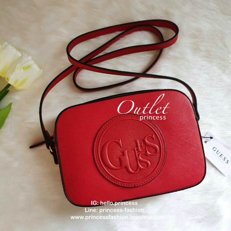 GUESS ANGELEA LOGO CROSSBODY กระเป๋าสะพายหนังซาฟิโน่ทรงตั้งสวย ด้านหน้าติดโลโก้แบรนด์ทรงกลมนูน เปิดปิดด้วยซิป ด้านในโล่งกว้าง มีช่องซิปเล็ก สามารถใส่กระเป๋าสตางค์ใบยาว มือถือ ของจุกจิกได้เยอะ ขนาดกำลังดี สะพายได้เท่ห์ๆเข้าได้กับทุกชุดเลยนะคะ