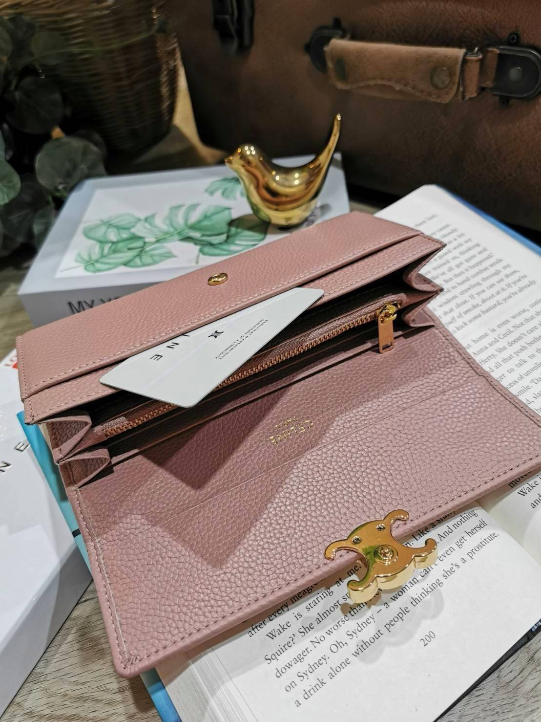 CELINE LONG WALLET BAG VIP วัสดุหนังแท้เทคเจอร์สวยอยู่ทรงมีโลโก้ด้านหน้า ภายในมีช่องใส่บัตรหลายช่อง มีช่องซิปใส่เหรียญ หัวซิปแบรนด์อะไหล่ทอง มีช่องใส่ธนบัตรหลายช่องเเยกเป็นสัดส่วน ใส่แบงก์พันได้ ใส่มือถือ iphone ได้ ภาพถ่ายจากสินค้าจริง! มาใน Original Pac