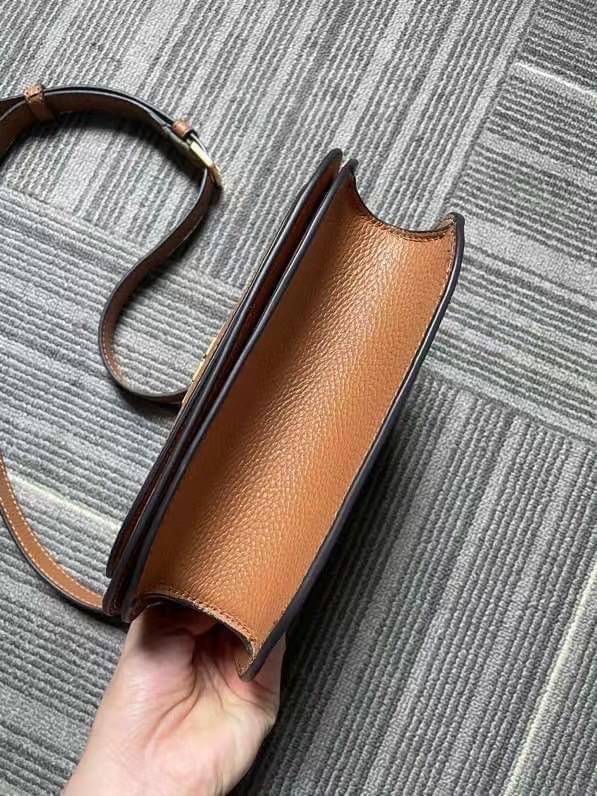 TORY BURCH BRLTTEN SMALL SADDLE BAG / Tory Burch Britten Flap Shoulder Bag กระเป๋าสะพายข้าง วัสดุหนังแกะแท้ ด้านหน้าประดับโลโก้แบรนด์ เปิด-ปิดกระเป๋าแบบกระดุมแป็กแม่เหล็กแน่นหนา ภายในมีช่องหลัก ใส่กระเป๋าเงินใบกลาง มือถือได้ทุกรุ่น มีช่องแยกใส่ของจุกจิกอี