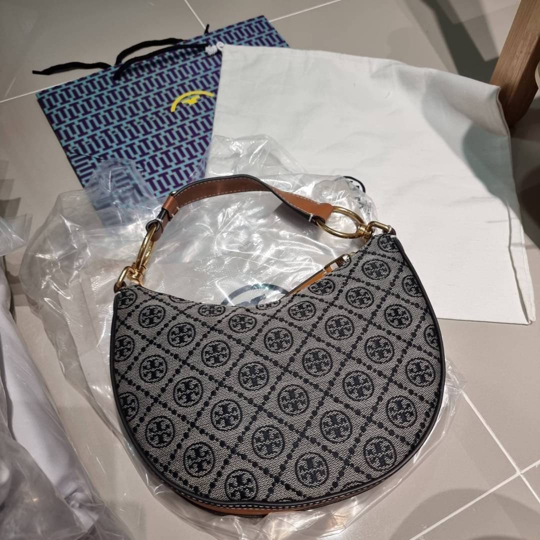 Tory Burch T Monogram Mini Crescent Bag / TORY BURCH T MONOGRAM MINI JACQUARD CRESCENT BAG ร้อนแรงกว่านี้ไม่มีแล้ว กับไอเท็มที่เซเลปรีวิวเยอะมาก!! สาวๆตามหากันไปอีก กระเป๋าทรง half moon ที่ดีไซน์บนผ้า jacquard ลวดลายซิกเนเจอร์ เรียบหรู ผู้ดีมากแม่!