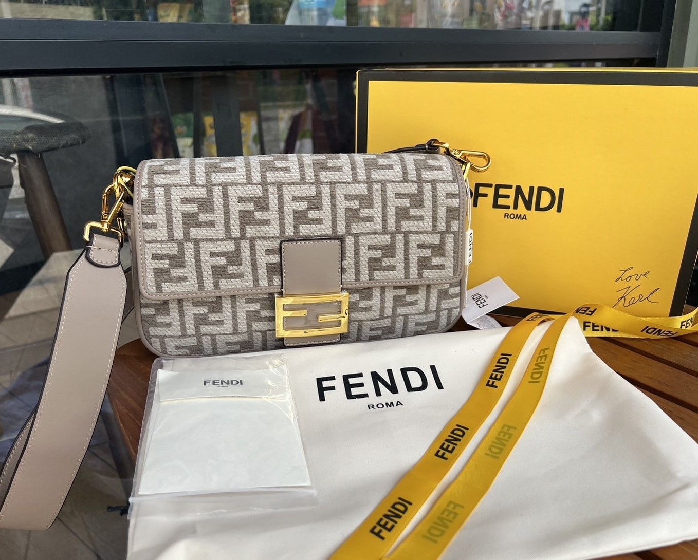 FENDI Baguette Dove grey FF tapestry fabric bag / FENDI Bag พร้อมส่ง กระเป๋าสะพายทรงแบคเกตต์ ดีไซน์ลวดลายมี texture หรูหราโดดเด่นน่าใช้ **สินค้าเกรดออริจินอล 1:1 สลับแท้