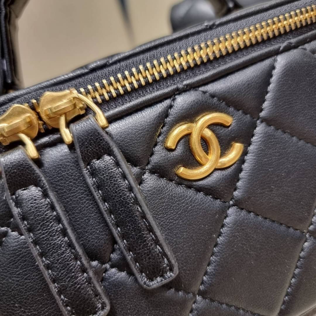 VIP 🥂 เซ็ทคือที่สุดของความคุ้ม EXCLUSIVE MIX ITEM!! CHANEL GIFT BOX SET กลับมาอีกครั้งกับไอเท็มสุดหรูชวนให้สะสม สุดยอดของรุ่นยอดฮิตพร้อมเสิร์ฟครบชุด สุดคุ้ม มาพร้อมกระเป๋าสะพายถึง 2 ใบ คอลเลคชั่นของมันต้องมี ทั้งตัวคลาสสิคและ vanity และสุดยอดของหา