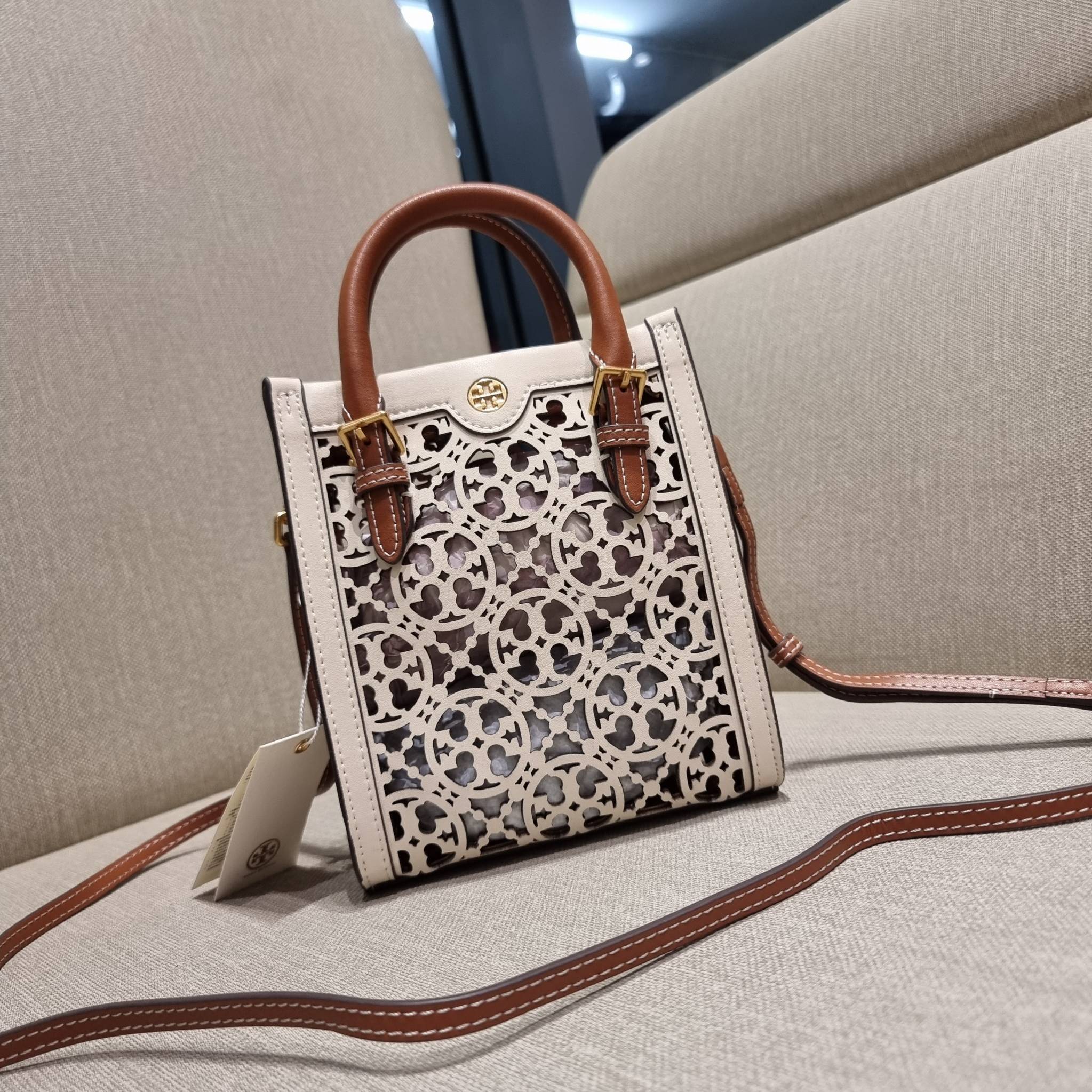 TORY BURCH T MONOGRAM LASER-CUT MINI TOTE ใจบางที่สุดกับคอลเลคชั่นนี้ กับกระเป๋าสะพายทรงโท้ท ไซส์มินิ ที่เพิ่มดีเทลความแพงด้วยการฉลุลวดลายโมโนแกรมรอบใบ ถักทอเป็นเส้นลายสานที่สวยงามมาก งานฝีมือจริงๆ วัสดุหนัง cowhide ปากกระเป๋ามีแถบแม่เหล็กกันหล่น และมีหูจ