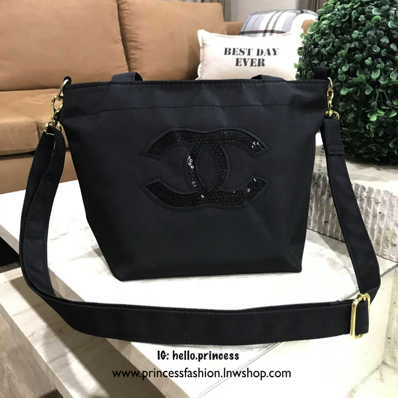 Chanel Beaute Black Sequin Shopping Bag กระเป๋าสะพาย ShoppingBag พรีเมี่ยมกิ๊ฟ Limited Edition ของแท้นำเข้าจากเคาน์เตอร์ Chanel Beaute ขนาดมินิ ด้านหน้า logoCC ประดับเลื่อมสีดำ เปิดปิดด้วยซิป หัวซิปแบรนด์ ภายในมี logo brand และช่องซิป ซับใน 100% Polyester