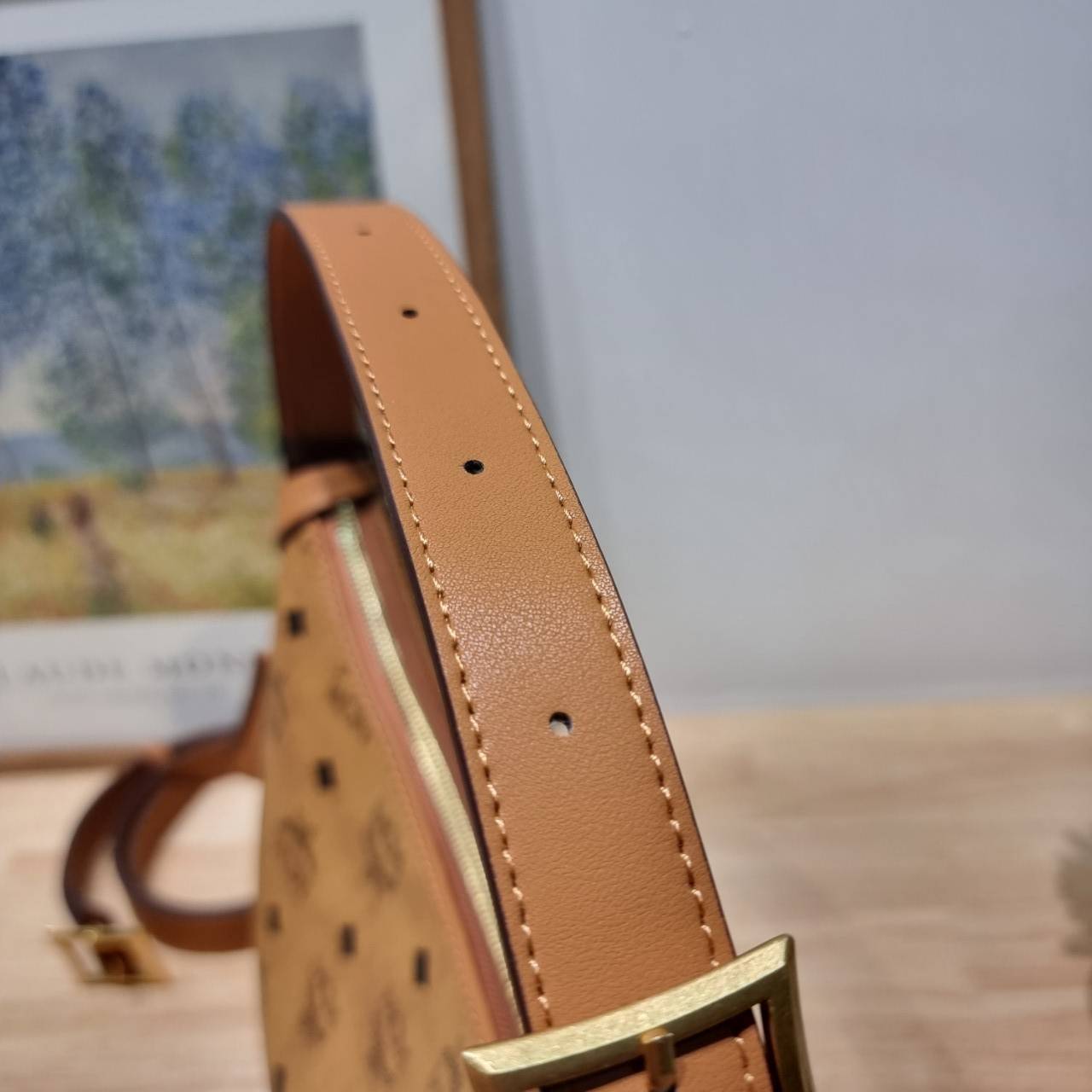 พร้อมส่ง 3 สี M.C.M AREN HOBO IN VISETOS กระเป๋าสะพายทรงโฮโบ ทรงสวยมาก เกรดท็อปออริ สลับแท้ 1:1 เกรดดีสุด ใช้ต่างประเทศได้ ขนาดกำลังดี จุของได้เยอะ ใช้งานสะดวกด้วยการรูดซิป พิเศษแถมพวงหนังและชุดกุญแจล็อคมาให้ด้วย