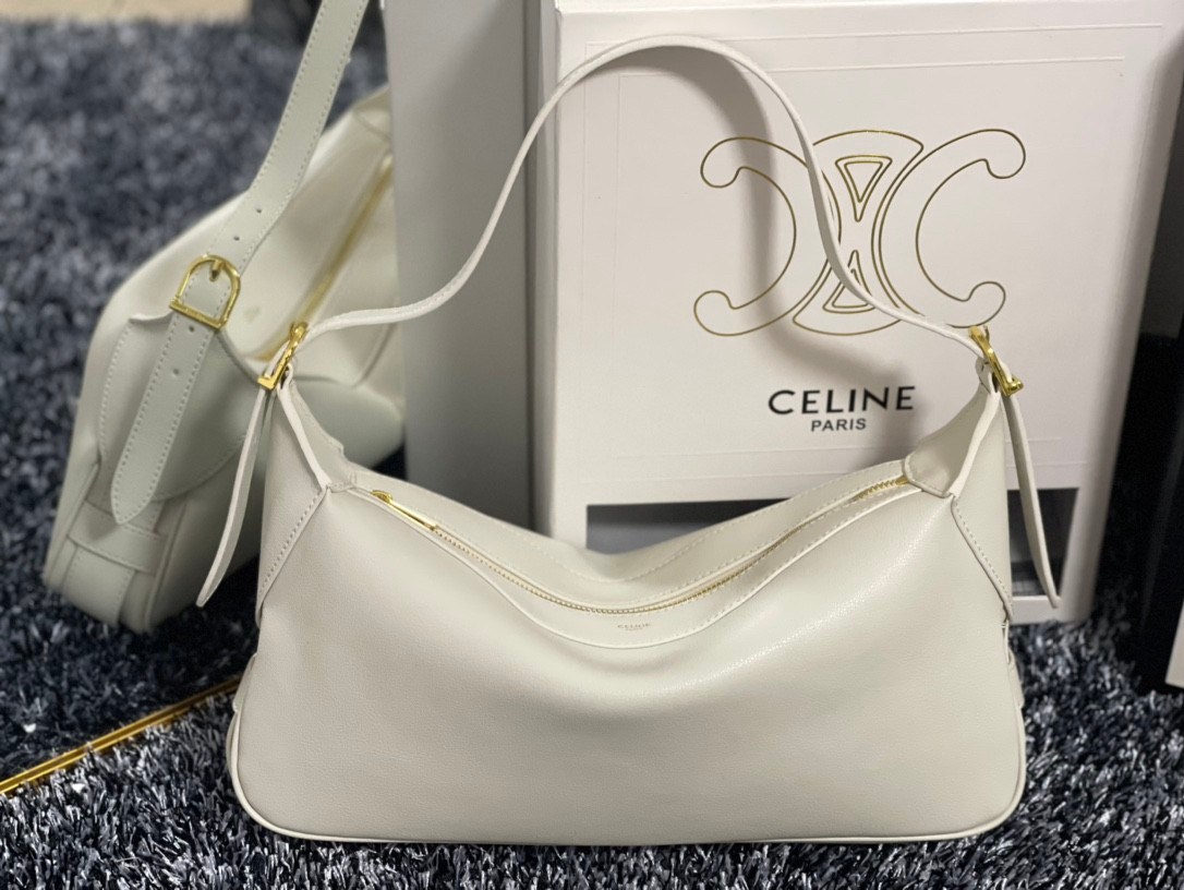 ทรงยอดฮิตที่สุด **หนังนิ่มมือมาก กับ CELINE ROMY VIP GIFT WITH PURCHASE (GWP) กระเป๋าสะพายไหล่ทรงเป็กเอกลักษณ์ เปิดปิดด้วยซิป จุของได้เยอะคะ Ipad mini เครื่องสำอางค์ เหมาะสำหรับสาวๆ มากคะด้วยน้ำหนักที่เบาและใช้ได้หลายลุค มาพร้อมสายสะพาย2แบบ(ถอดเปลี่ยนได้)