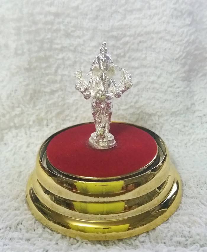 สินค้าหมดค่ะ องค์พระพิฆเณศปางตรีมุขคณปติแบบยืน(ประทานพรโชคลาภ มีอำนาจ)(คนเกิดวันอังคาร)เนื้อเงินพ่นทรายครอบแก้วตั้งบูชาหน้ารถพร้อมใบคาถาค่ะ