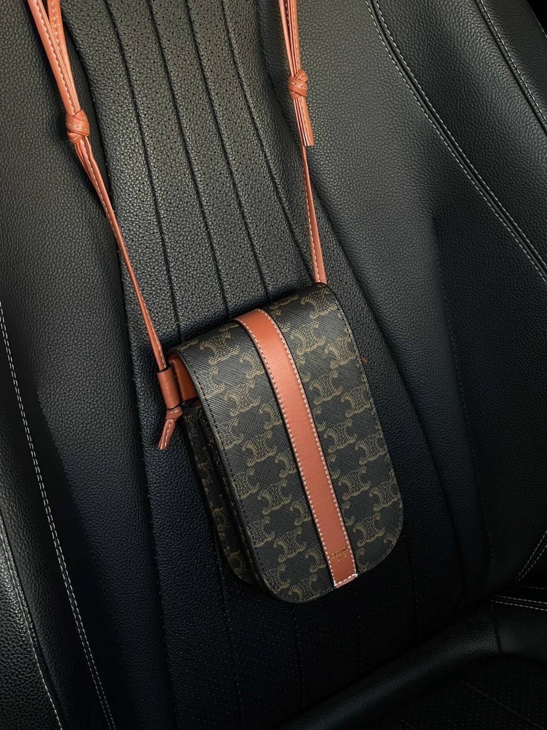 Celine Phone Pouch in Triomphe Canvas กระเป๋าใส่โทรศัพท์รุ่นนี้ มีดีไซน์ดูเรียบง่าย แต่ดูหรูหราด้วยลวดลาย Triompe ที่แสดงถึงความเป็นเอกลักษณ์ของ celine ช่องหลักที่มีความกว้าง สามารถใส่โทรศัพท์มือถือ ธนบัตร บัตรต่าง ๆ และของจุกจิกชิ้นเล็ก ๆ ได้แบบจุใจ หรือ