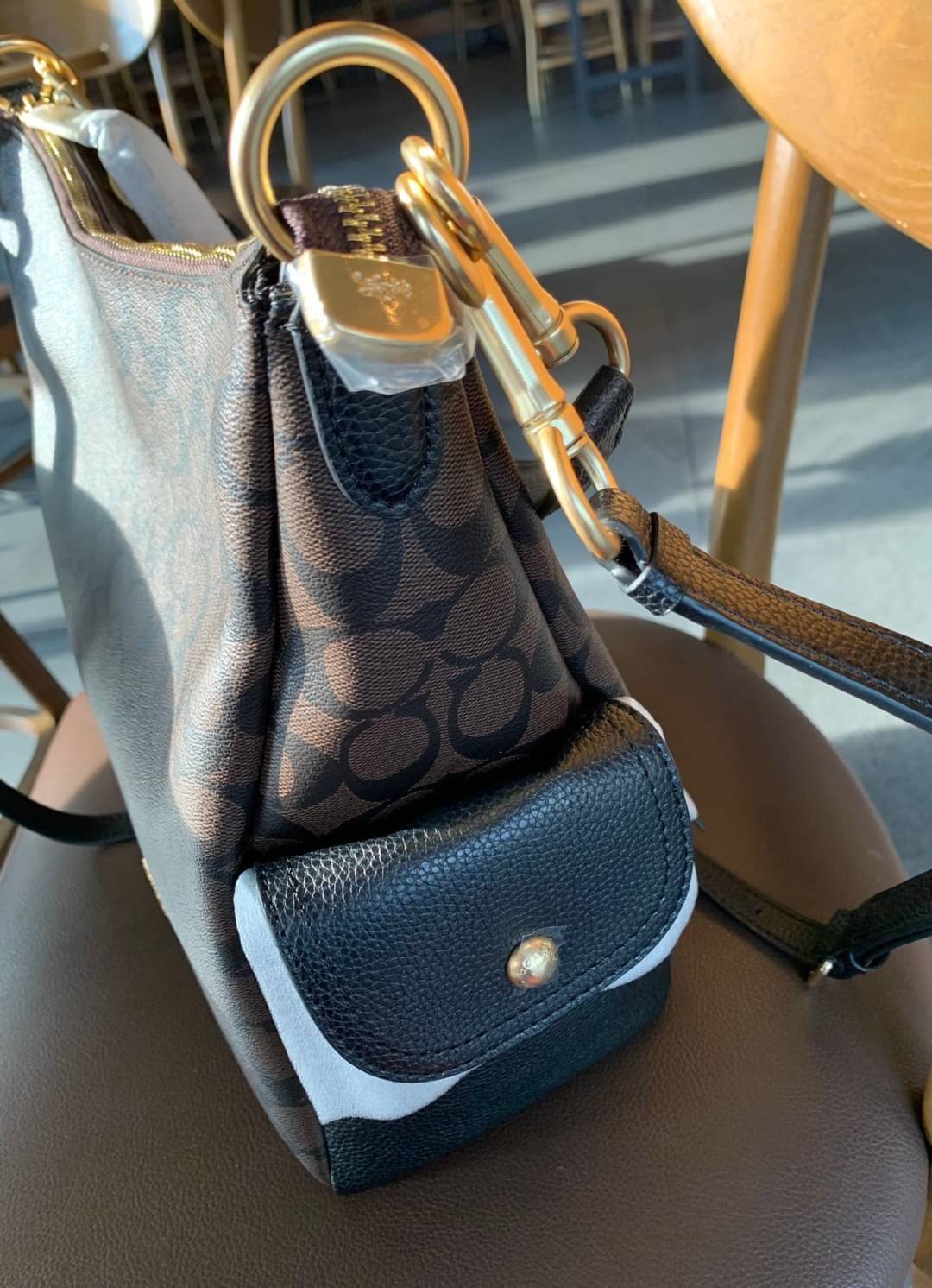 COACH PENNIE SHOULDER BAG ((C1523)) ✔️กระเป๋าหิ้ว//คล้องไหล่//สะพายข้างได้ สุดคุ้ม! ✔️ใบใหญ่ ทรงสวยใส่ของได้จุมาก หนังแท้ หนังนิ่ม สัมผัสแล้วหลงรักแน่นอนค่ะ ✔️ปากกระเป๋ากว้าง ล้วงหยิบของสะดวกมากๆ ภายในกระเป๋าโล่งกว้าง สัมภาระเยอะๆหายห