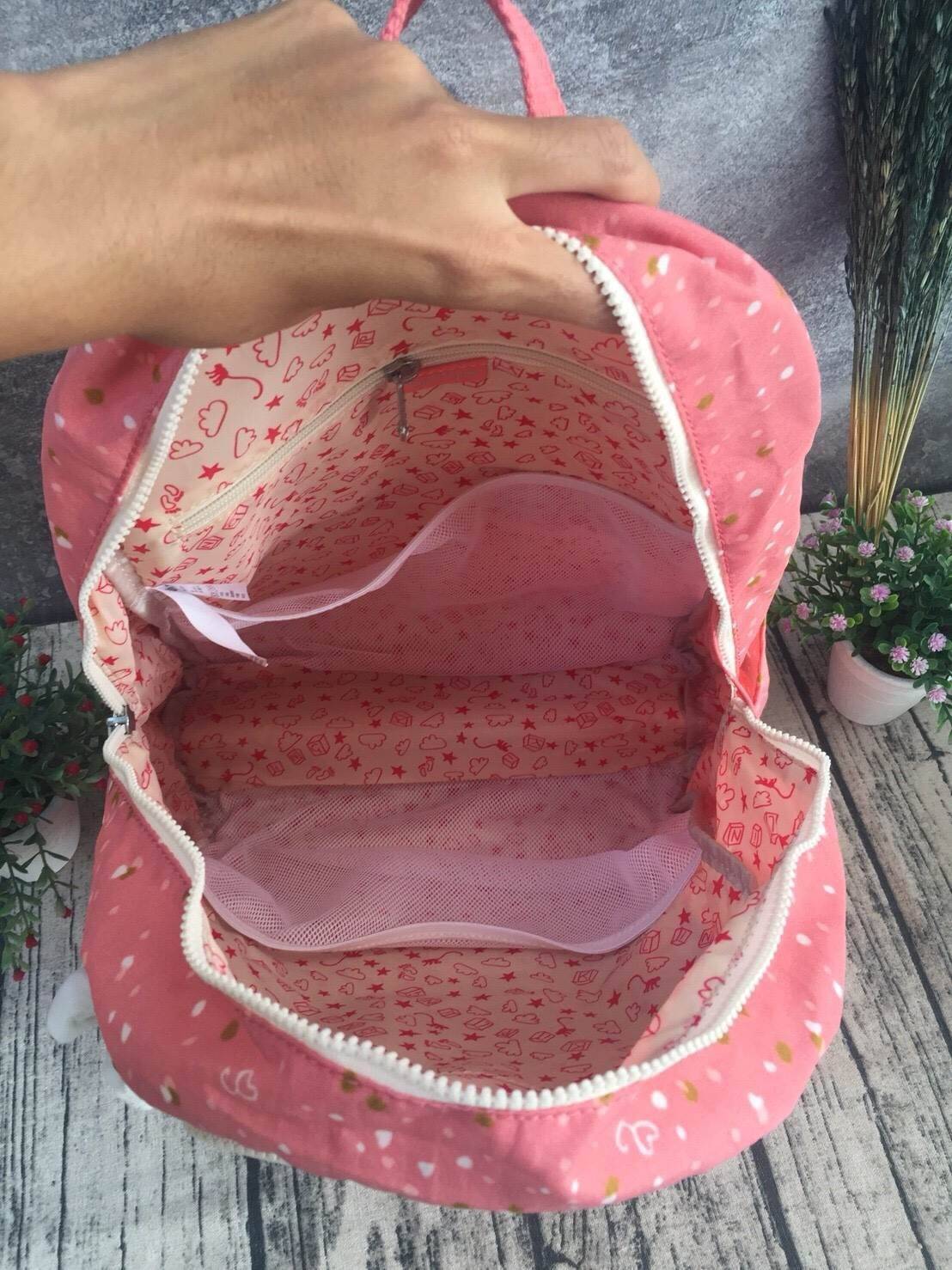 KIPLING Bizzy Boo เป็นกระเป๋าผ้าอ้อมกระเป๋าเป้สะพายหลังที่มีสไตล์ กระเป๋าเป้สะพายหลังขนาดเล็กที่มีน้ำหนักเบาและใช้งานง่ายและทำความสะอาดได้ง่ายออกแบบมาเป็นพิเศษสำหรับทารกของคุณ Bizzy Boo มาพร้อมกับกระเป๋าด้านข้างสำหรับทารกเล็ก ๆ ที่เข้ากันได้กับแผ่นรองพื้น