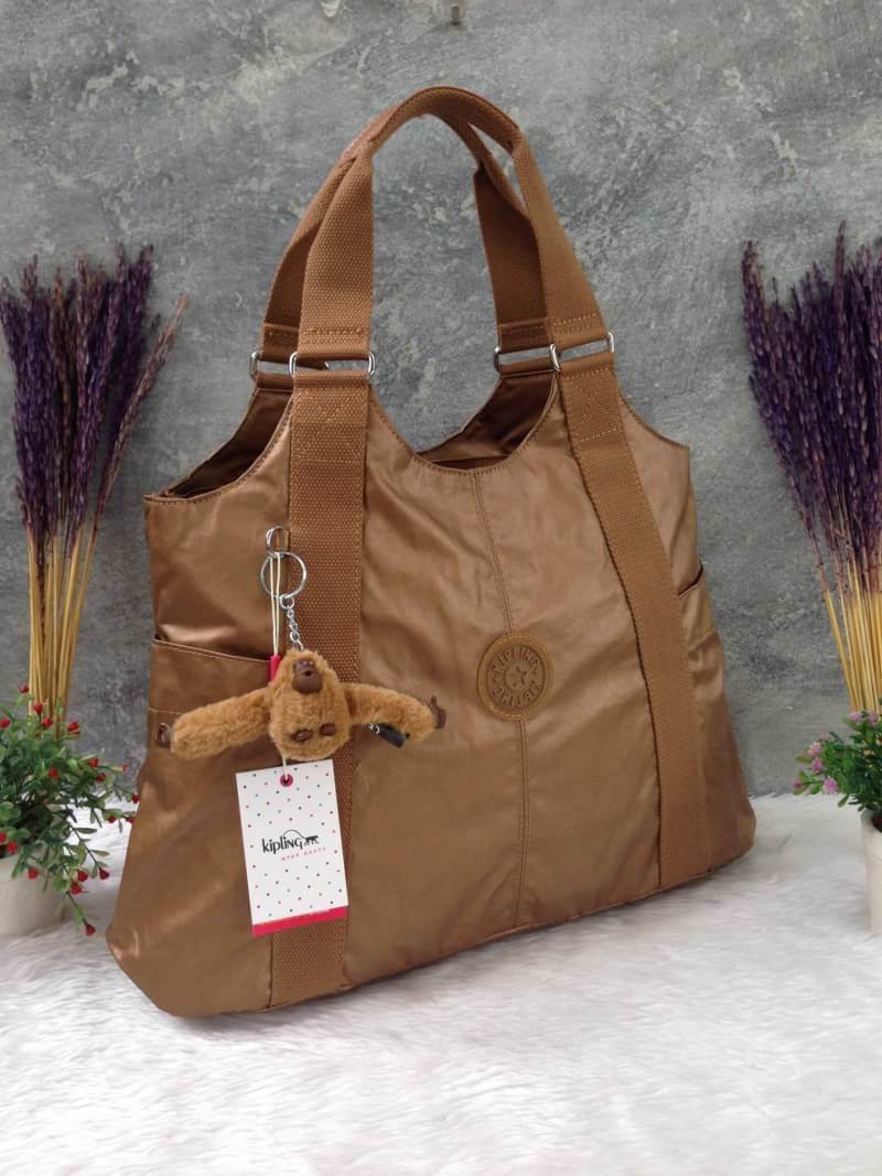 Kipling รุ่น Cicele กระเป๋าสะพายไหล่ใบใหญ่ สวยน่ารัก ตัวกระเป๋าด้านในเป็นช่องโล่งแบบปิดเปิดด้วยซิป มีช่องซิปด้านใน ด้านข้างกระเป๋า มี 2 ช่อง ปิดเปิด ด้วยเทป พร้อมที่ใส่โทรศัพท์ ปากกา และ MP 3 ในส่วนด้านใน และ ด้านข้างกระเป๋า ซ้าย-ขวา เป็นช่องขนาดเล็กสำหรั