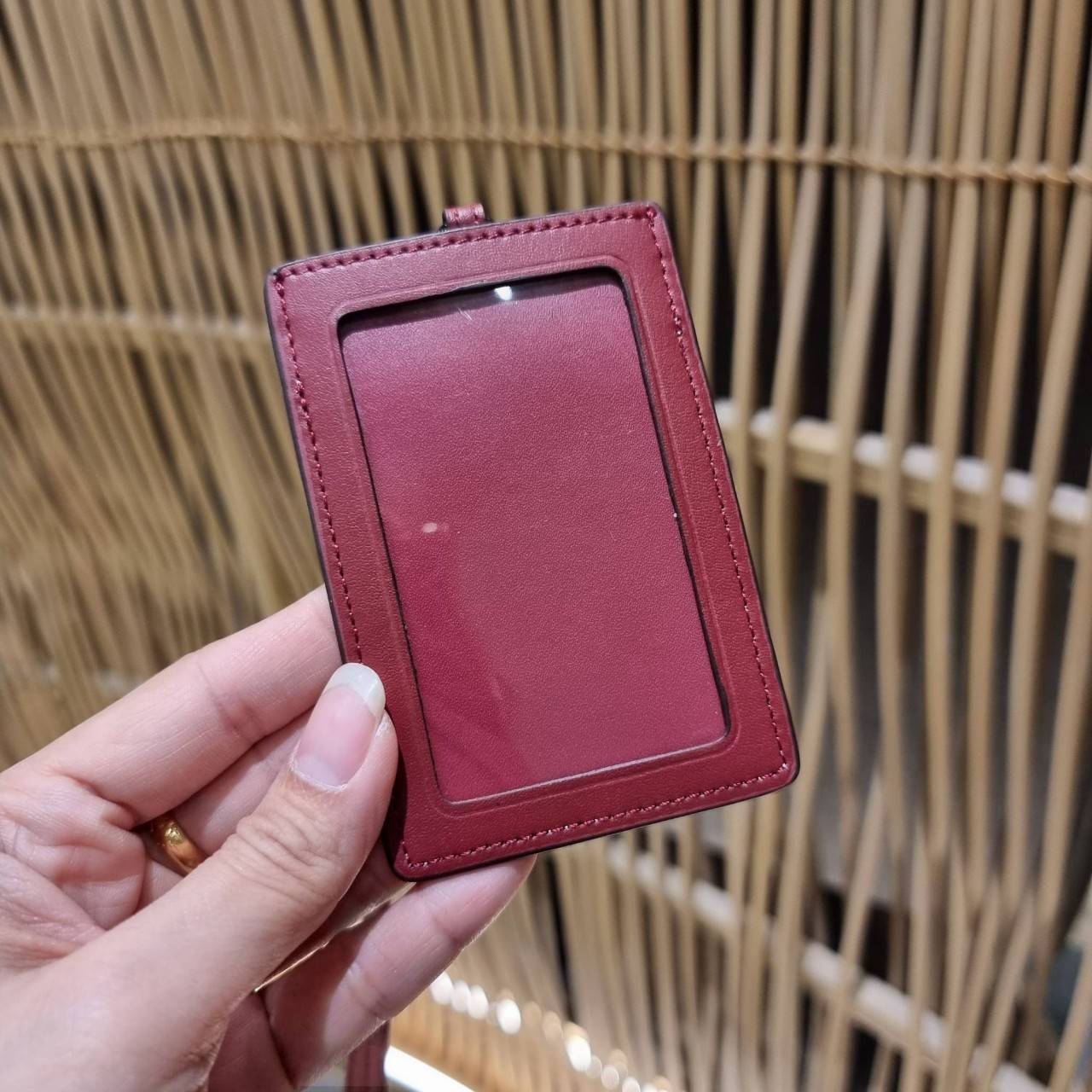 COACH C3305 ID LANYARD IN COLORBLOCK SIGNATURE CANVAS ง่ายๆแบบไม่ธรรมดา!! คลาสสิคแต่มีดีเทลโดดเด่น!! กระเป๋าถนอมบัตร พร้อมสายคล้องคอ ดีไซน์ลวดลายสวย ดูดีทุกแบบ ใช้งานง่าย พกพาสะดวก จะใส่บัตรพนักงาน บัตรเครดิต บัตรปชช. ใบขับขี่ และบัตรอื่นๆที่อยากจะใส่!! ต