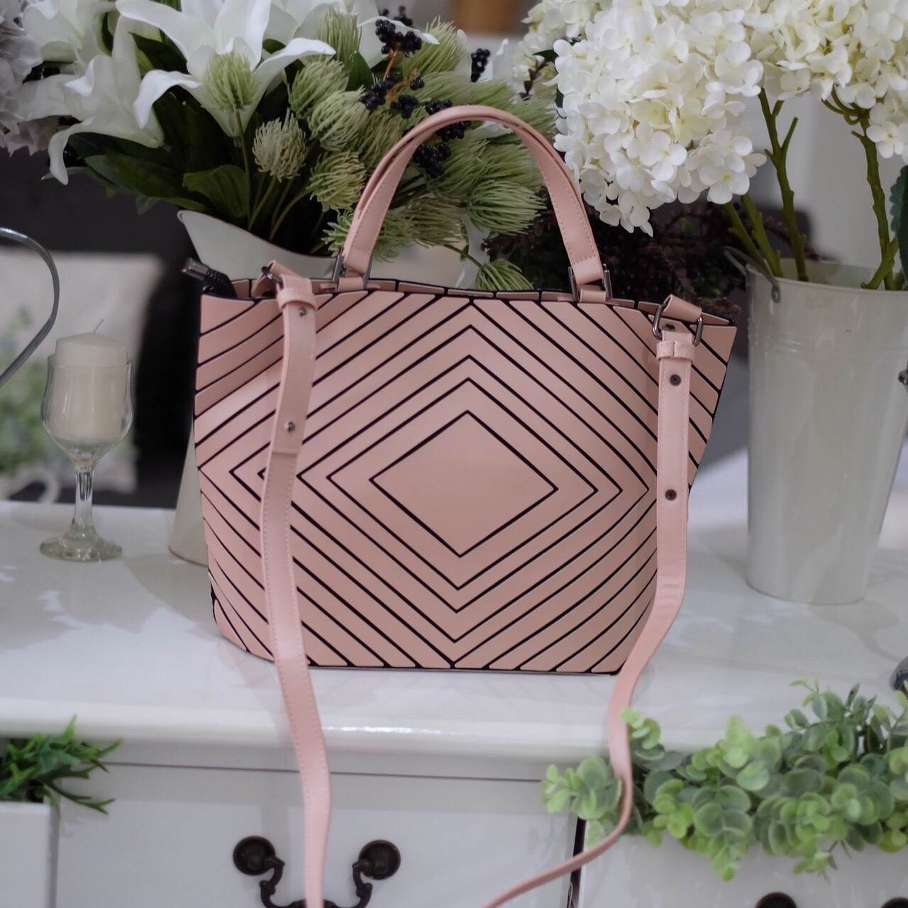 ลายใหม่ Square shape ลาย Limited edition หายาก สวย modern มากค่า 👍ปรับทรงได้ 2 แบบ น่ารักมาก สี Rose morning // Light grey สวยเข้ากับชุดง่ายมาก 💥💥น้ำหนักเบาเพียงแค่ 3.5 ขีดเท่านั้น !!!! 📌📌กระเป๋า จากแบรนด์ David Jon