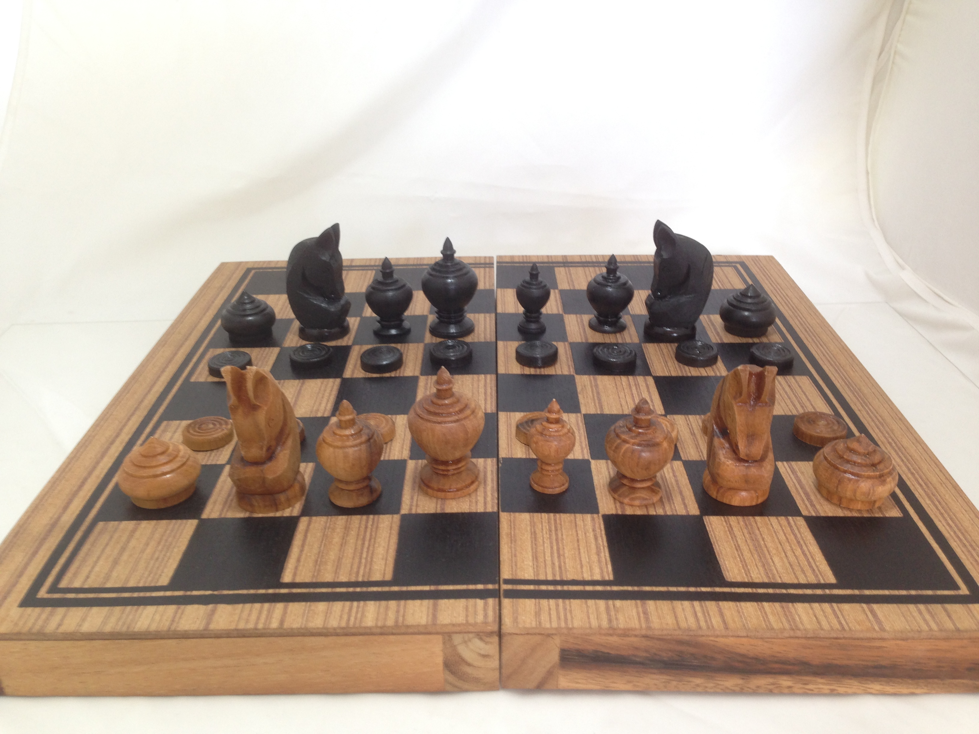 ชุดกระดานและตัวหมากรุกไทยไม้สักพร้อมกล่องเก็บ