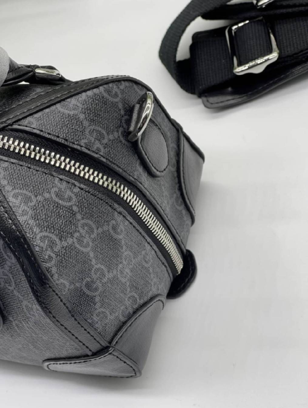 GUCCI Small duffle bag with Interlocking G เกรดออริจินอล กระเป๋าสะพาย กระเป๋าถือทรงหมอนสวยสีดำคลาสสิค วัสดุหนังแคนวาสอย่างดี ใบจริงสวยมาก! เปิด-ปิดกระเป๋าด้วยซิป หัวซิปตัว G อะไหล่สีทอง เลิศ!! ภายในโล่งกว้าง มาพร้อมสายสะพาย ปรับได้ ถอดออกได้ จะถือหรือสะพา