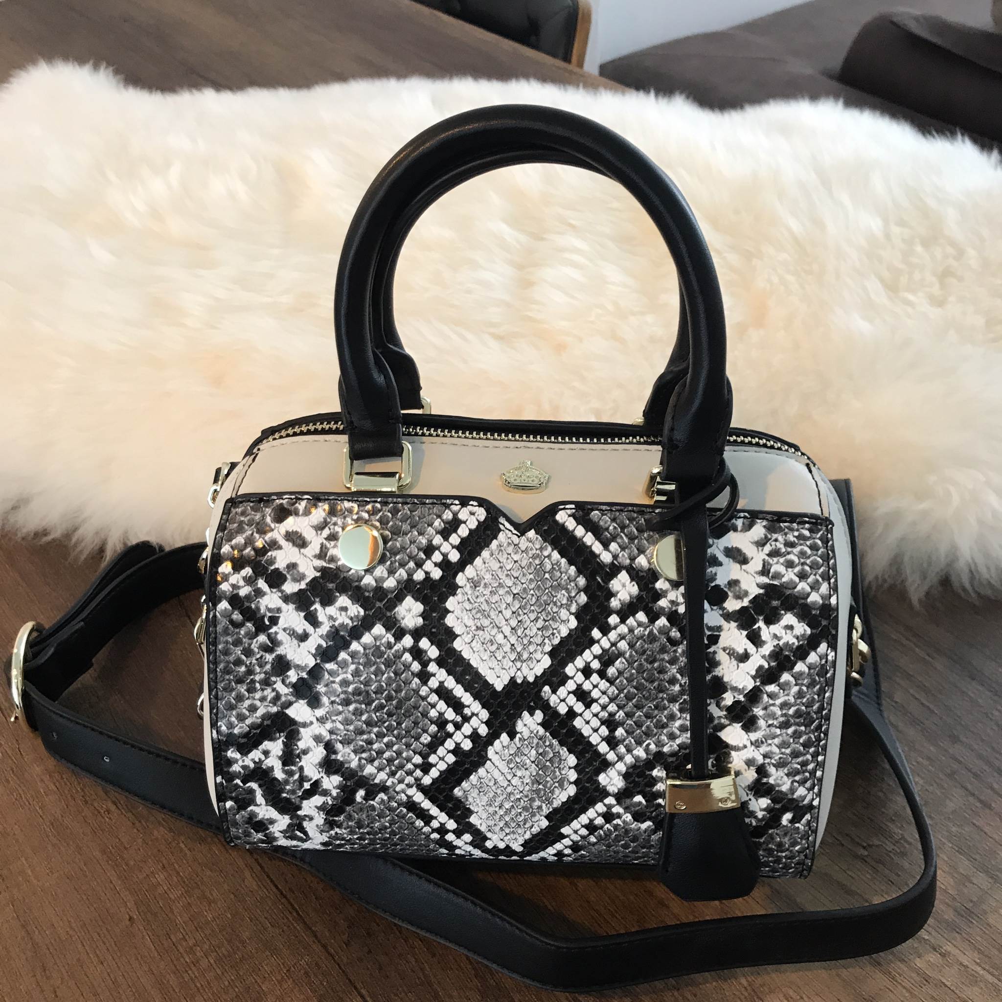 รุ่นใหม่ล่าสุด จากแบรนด์ KEEP ขนาด มินิ หนังลายงูสวยมากคะ ขนาดตอบทุกโจทย์การใช้งาน เห็นแล้ว หลงรักเลยคะ ตัวกระเป๋าขนาดกำลังดี จุของคุ้ม น้ำหนักเบา ดูแลรักษา มัน พร้อมสายสะพายยาว ภายในมีช่องซิป และช่องใส่ของจุกจิก 2 ด้าน เลยค่า หูกระเป๋าพับลงได้คะ