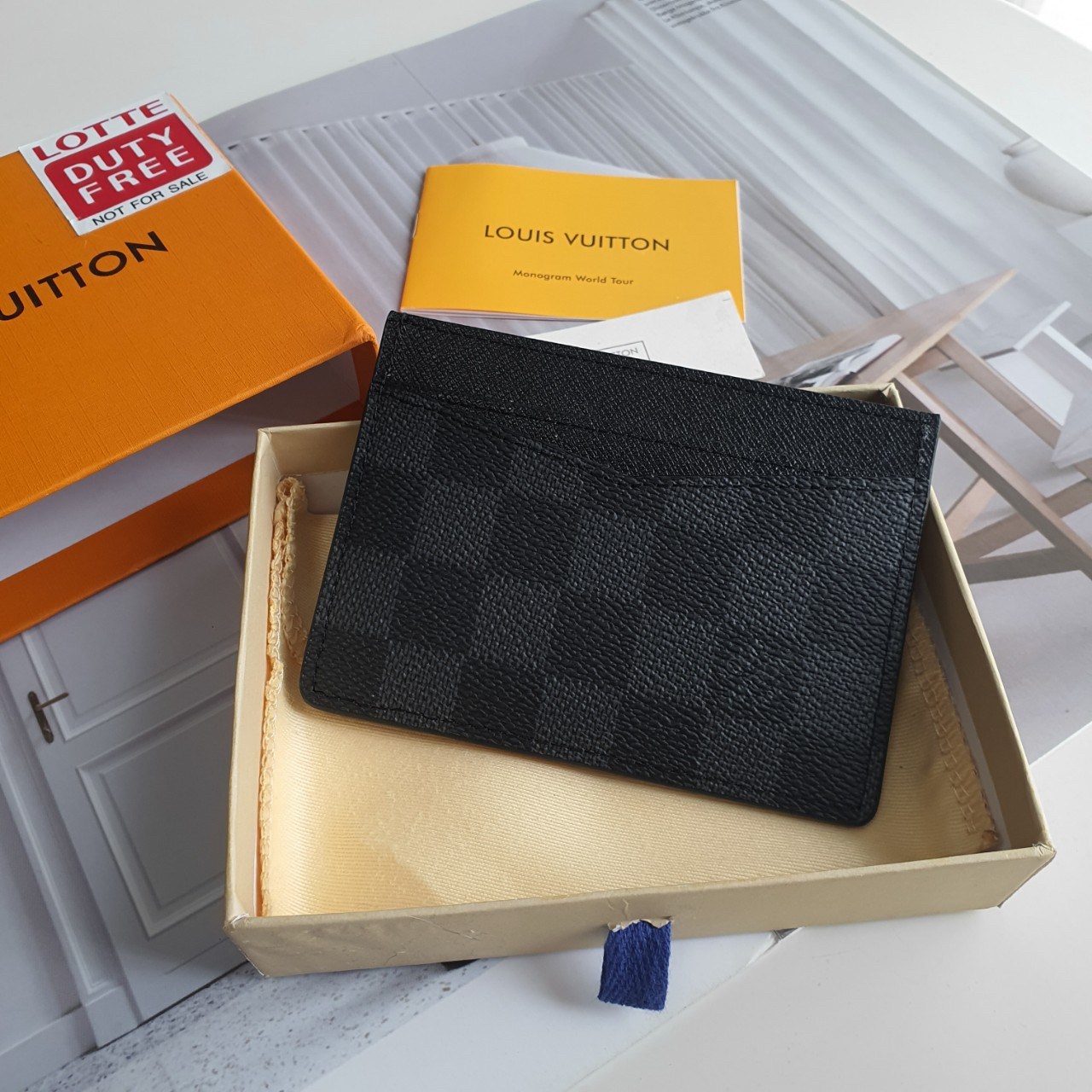 งานหรูเว่อวัง LOUIS VUITTON CARD HOLDER (GWP) 💳 ที่ใส่บัตร จากพรีเมี่ยมกิ้ฟแบรนด์หรู ดีไซน์สวยเก๋ หนังแท้ลายสวยเป็นเอกลักษณ์ ขนาดกำลังดี ใส่บัตรอย่างน้อย 7 ใบ พกพาสะดวก จะซื้อไว้ใส่บัตรใบหรู หรือซื้อให้เป็นของขวัญ ก็ควรค่าที่สุดคะ ห้ามพลาดนะคะ