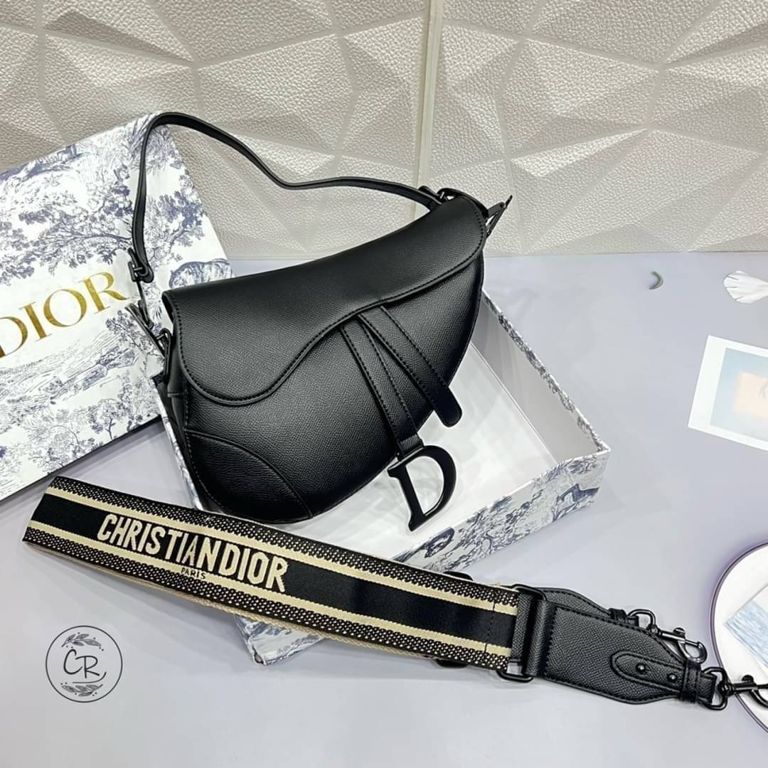 DIOR SADDLE BAG with strap กระเป๋ารุ่นยอดนิยมตามแบบฉบับแบรนด์ ใช้งานได้ 2 แบบ สะพายยาว CROSSBODY และสายสั้นถือได้เก๋ๆ ลุคนี้คูลสุดๆ เลยค่าา ภาพถ่ายจากสินค้าจริง! สวยมาก พร้อมส่งที่ไทยราคาสุดคุ้ม สาวๆ ห้ามพลาดค่ะ!