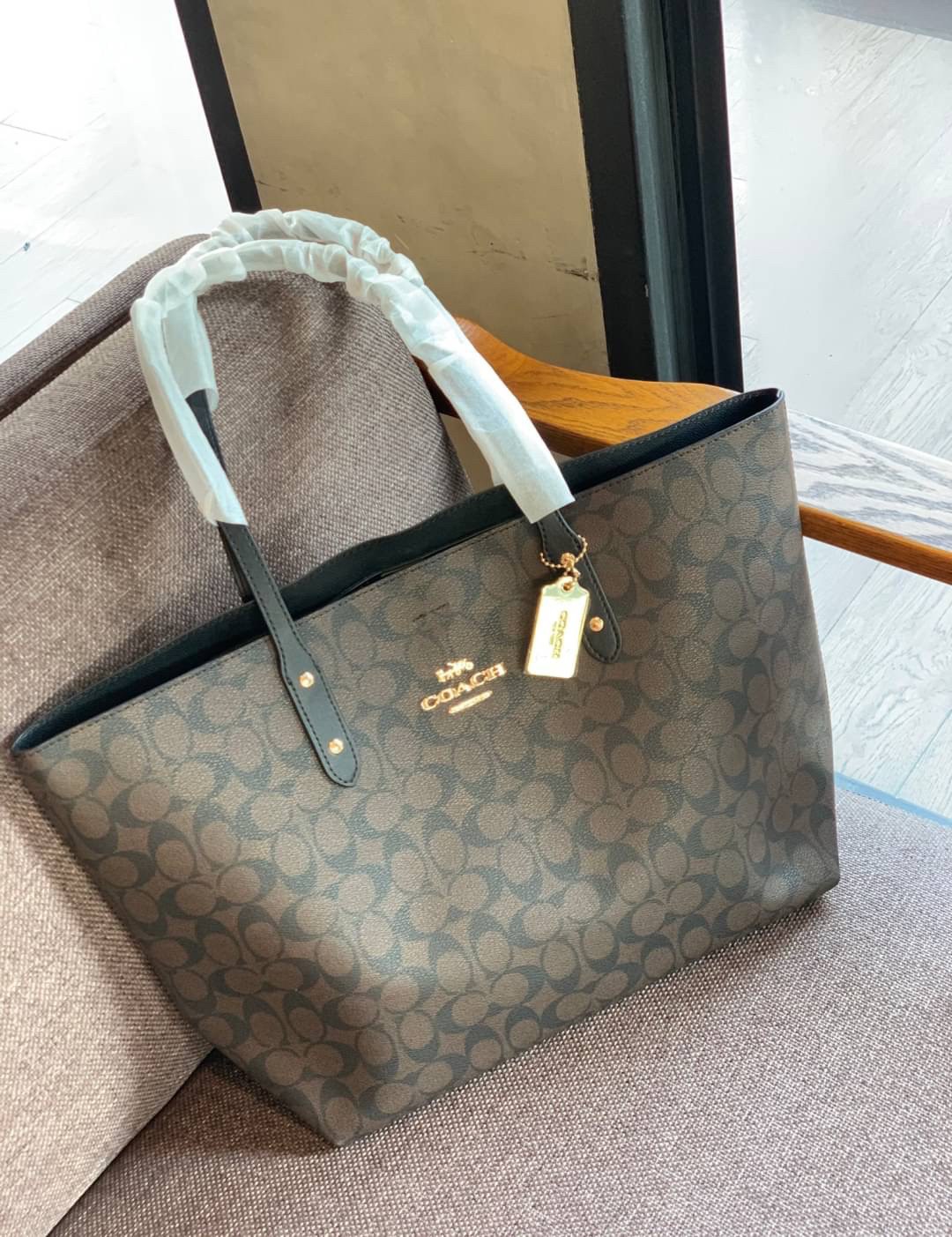 COACH TOWN TOTE SIGNATURE BAG((76636)) พร้อมส่งอีกครั้ง! กระเป๋าใบใหญ่หนังแท้ สวยงามค่ะ ป้ายอะไหล่แบรนด์แบบโลหะสีทองสวยหรูมากๆ เปิดปิดกระเป๋าแบบกระดุมแม่เหล็ก ใช้งานง่าย ภายในกว้างมากๆค่ะบอกเลย สาวๆที่สัมภาระเยอะหายห่วงค่ะ พร้อมช่องกระเป๋าซิปให้ใส่มือถือห