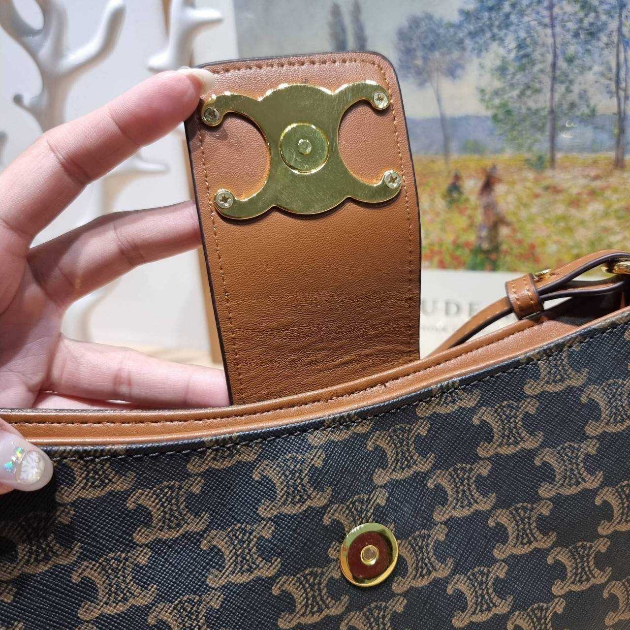 Celine wiltern bag กระเป๋าทรงพอชแบบตัวแม่ สวยมาก สวยแซ่บ ขนาดกำลังดี ใส่ของใส่มือถือได้ทุกรุ่น รูปทรงย้อนยุค สไตล์วินเทจลัคชู มีสายสะพายให้ถึง 2 แบบ สายหนังและสายโซ่ ดูแพงสุดๆ