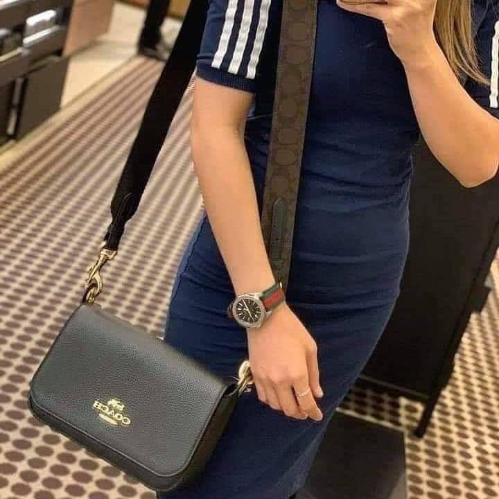 COACH SMALL JES MESSENGER WITH SIGNATURE CANVAS STRAP(COACH F77979)🌺 ทรงนี้ สวยมากจริงๆ ฮิตมากๆตลอดกาล //สะพายข้างฝาปิด ล็อคด้วยแม่เหล็กแน่นหนา รุ่นนี้สวยมาก >>วัสดุหนังแท้เต็มใบ หนังสวยคุณภาพดีมากๆ ยิ่งใช้ หนังยิ่งสวย>>สายสะพายถอดได้ 