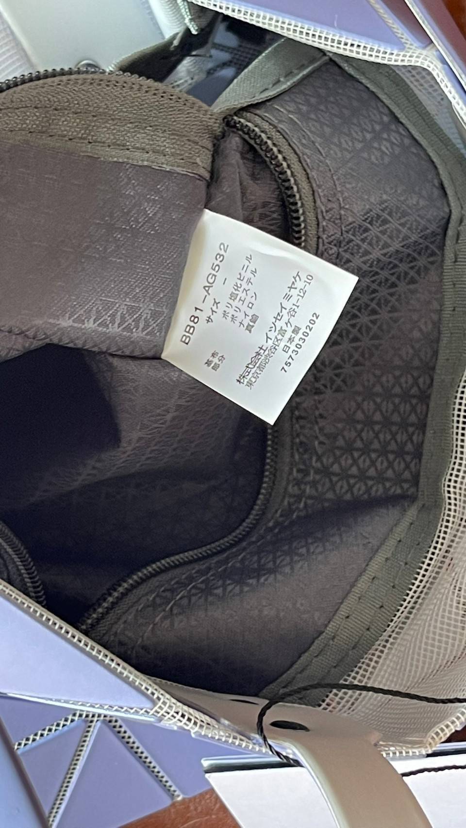 ORIGINAL 🌸 BAO BAO ISSEY MIYAKE LUCENT 6X6 matte tote bag เป็นซีรีส์ที่โดดเด่นด้วยโทนสีสว่าง โดดเด่นด้วยลักษณะต่างๆ เช่น ตาข่ายสว่างที่มองเห็นได้ผ่านช่องว่างระหว่างชิ้นสามเหลี่ยม