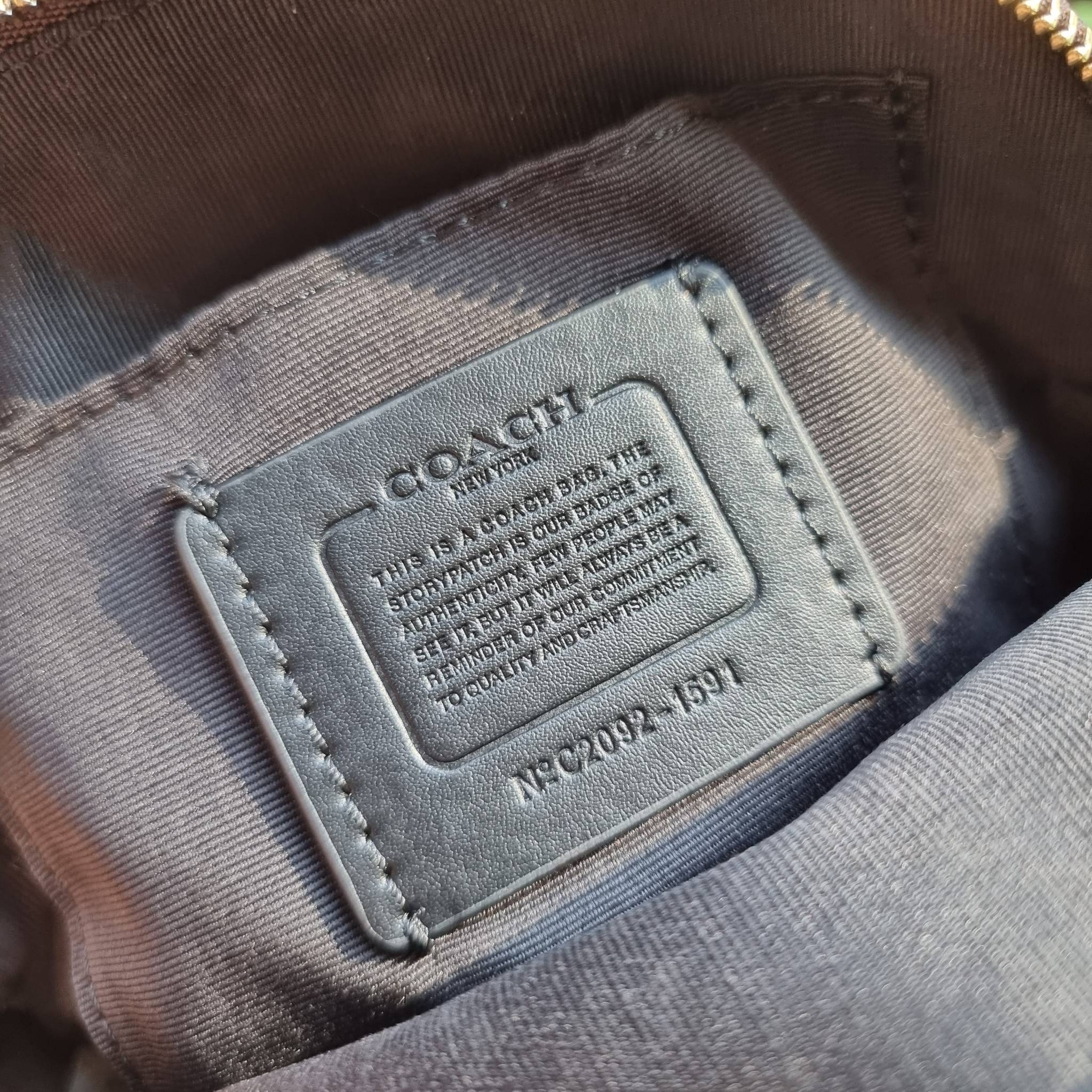 OUTLET 】COACH 1591 SERENA SATCHEL IN SIGNATURE CANVAS กระเป๋าสะพายคอลเลคชั่นยอดฮิต ดีไซน์ลุคผู้ดี ต้องยกให้น้องใบนี้เลย!! จัดสีขายดี สีลุคคุณหนูมาให้ สวยตาแตก!! วัสดุหนังแคนวาส เปิด-ปิดด้วยซิป 2 ช่องหลัก ภายในเป็นช่องโล่ง เก็บของได้แบบสบายๆ ใส่มือถือได้ทุ