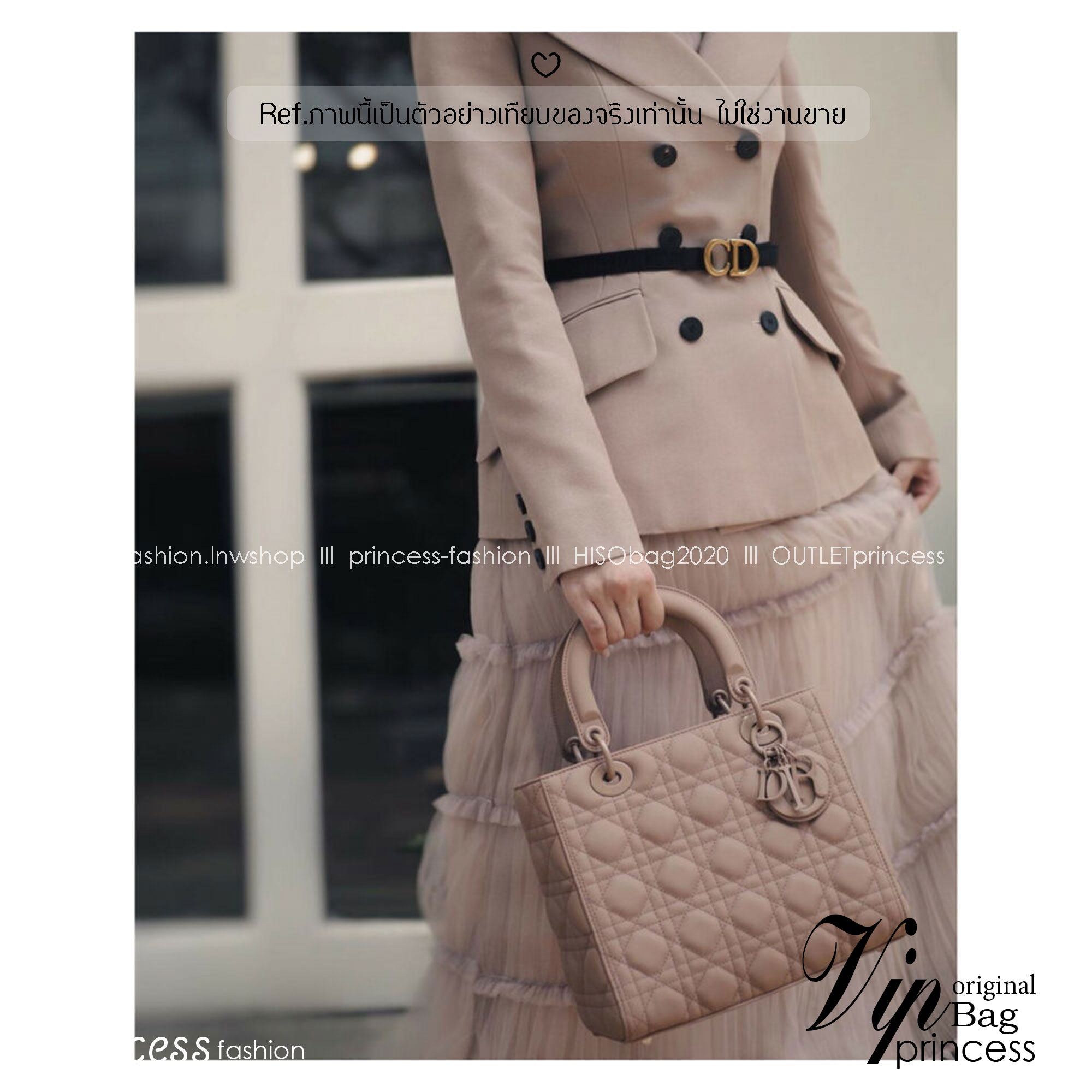 Dior Medium Lady Dior Bag 25cm กระเป๋าสะพายทรงโท้ท ที่สุดของความเรียบหรูดูแพง น้อยแต่มากที่แท้ทรู ดีไซน์เรียบง่าย แต่แฝงไปด้วยความหรูหรา ทรงกล่องคลาสสิค โดดเด่นด้วยพวงกุญแจอะไหล่โทนสีเดียวกับกระเป๋า เป็นเอกลักษณ์ด้วยลายเส้นซ้อนทับสวยงาม