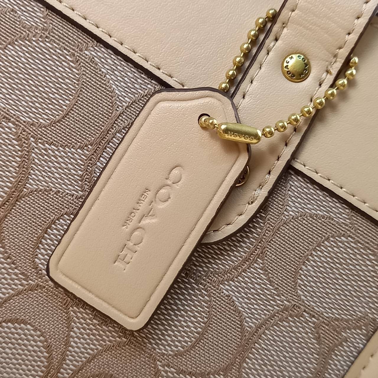 ใบนี้ ช่วยให้ชีวิตง่ายขึ้นเยอะเลย🌈🌺>>COACH FIELD TOTE 22 IN SIGNATURE JACQUARD(COACH C3865) 🍁กระเป๋าถือ สะพาย รุ่น Unisex ใช้ได้ทุกเพศวัย ขนาดเหมาะต่อการใช้งานในแต่ละวันมากๆ //วัสดุ jacquard ลาย signature ตกแต่งดีเทลด้วยหนังแ