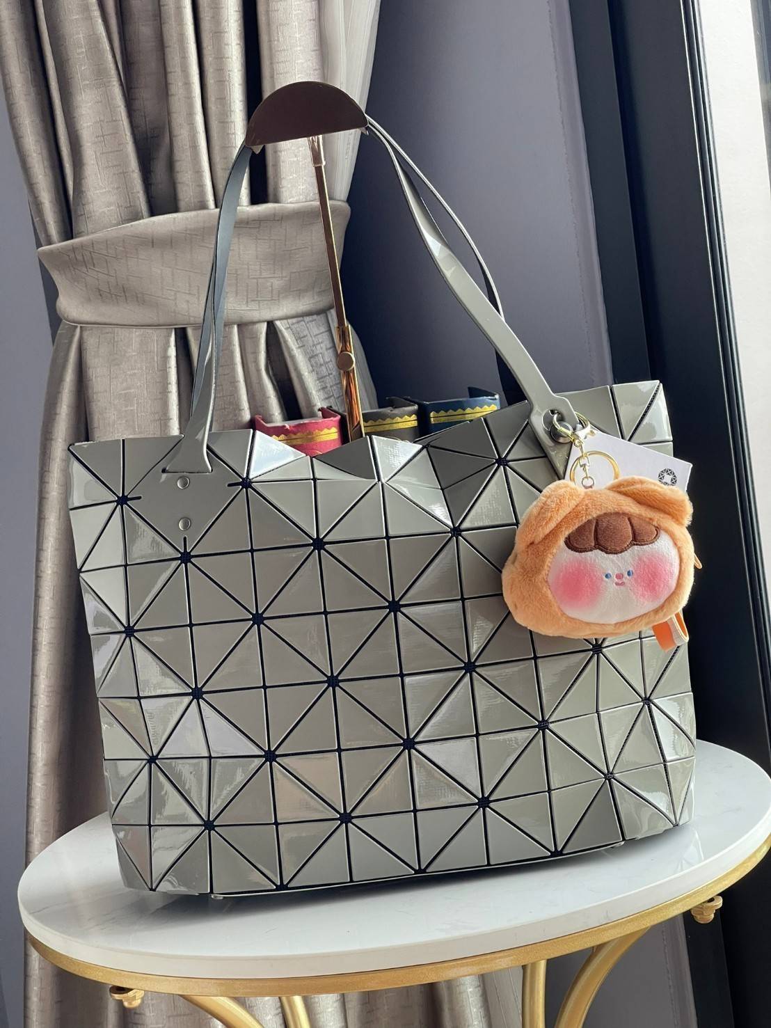 Bao Bao Issey Miyake ROCK MATTE ซีรีส์นี้จะเป็นทรงสี่เหลี่ยมผืนผ้า มีซิปปิดด้านบน ถือเป็นรุ่นที่เหมาะกับการใช้งานในชีวิตประจำวัน สามารถพับมุมและบริเวณด้านล่างของกระเป๋าเพื่อเพิ่มความสะดวกสบายในการใช้งาน ทั้งยังช่วยให้วางกระเป๋าในแนวตั้งได้อีกด้วย แผ่นต่อส