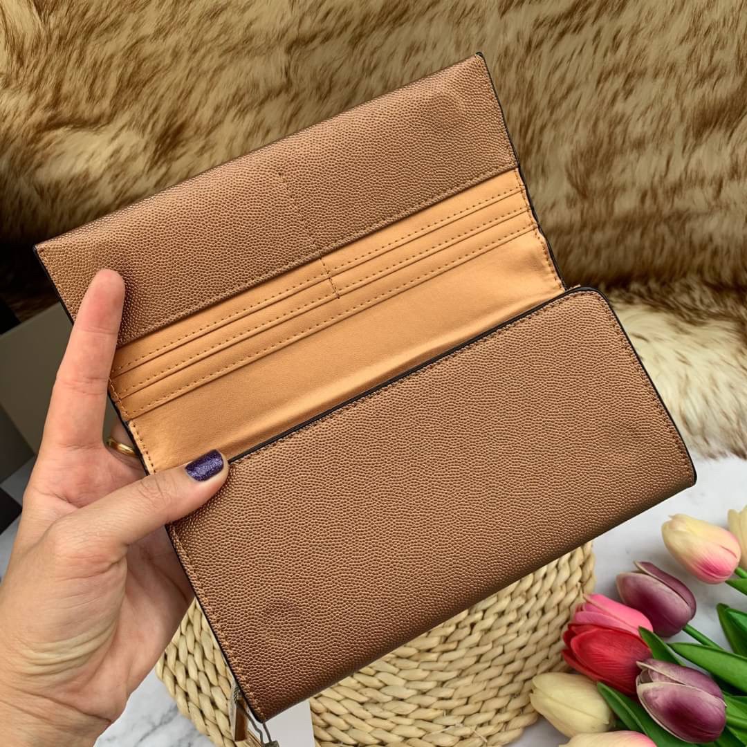 ของแท้ 💯% CHARLES & KEITH METAL TASSEL CLASSIC LONG WALLET กระเป๋าเงินใบยาวรุ่นพู่ยอดฮิต!! หนังพิมพ์ลายคาร์เวียร์ใช้ทน ด้านหลังมีช่องใส่บัตร/แบงค์ได้