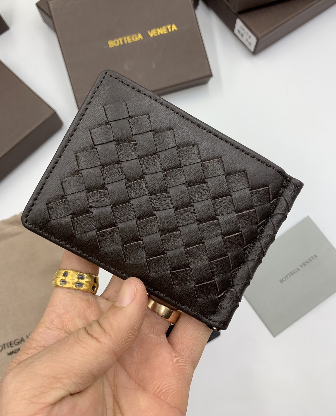 หนังแท้ BOTTEGA VENETA MONEY CLIP WALLET / BV Wallet / BV Men's Wallet พร้อมส่งที่ไทย กระเป๋าสตางค์ใบสั้น รุ่นคลาสสิกพร้อมคลิบโลหะ ที่หยิบมาใช้งานได้บ่อยที่สุด งานหนังลูกวัวแท้ทั้งใบ ใช้ทนทานได้นาน ใช้ทนทา