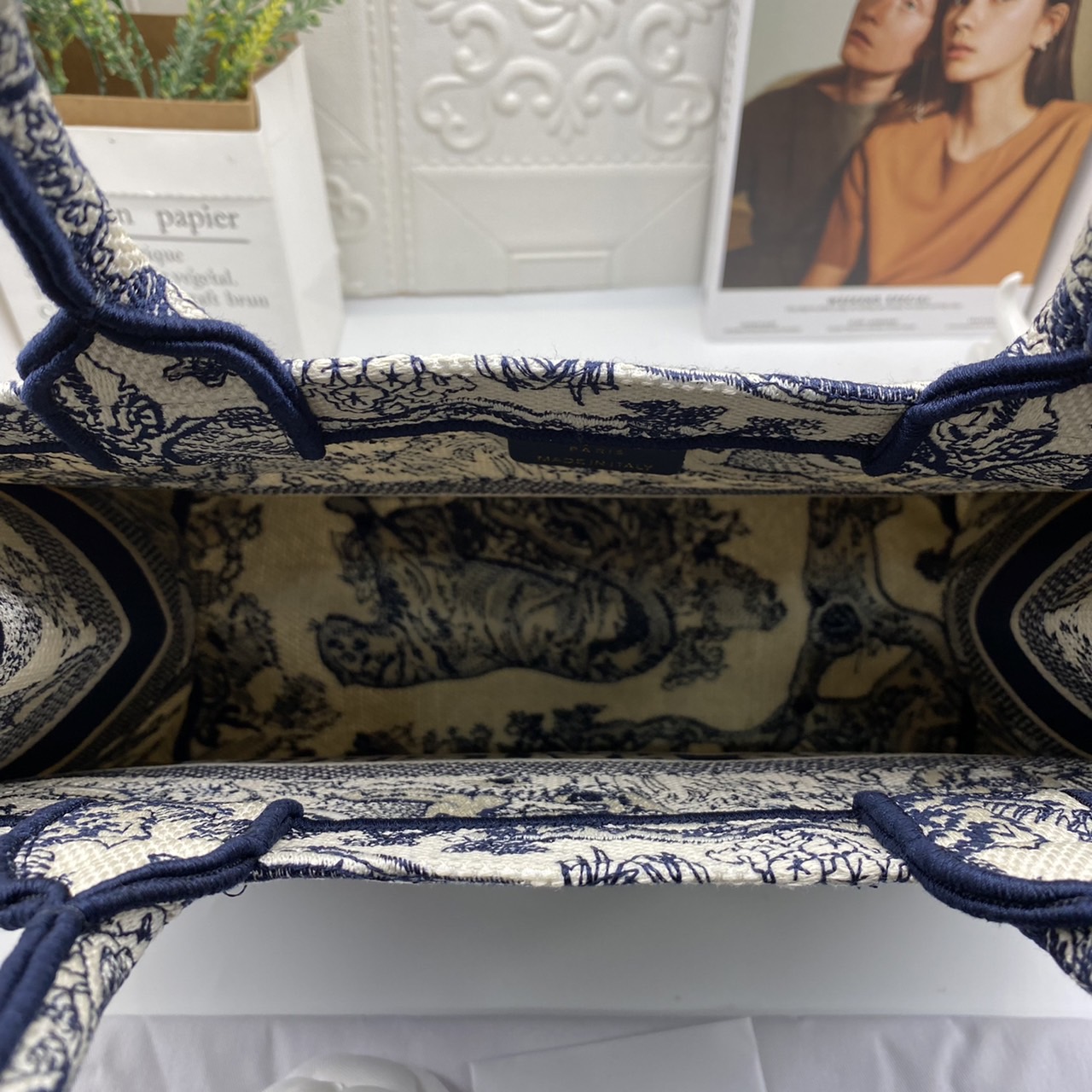 CHRISTIAN MEDIUM DIOR BOOK TOTE เอกลักษณ์ของความหรู เป็นทางช็อปปิ้งBag ที่ต้องมี ภายในโล่งกว้างมาก ใส่ของแบบแน่นๆ จุๆไปได้เลย น้ำหนักเบาสบาย งานออริปักขึ้นรูปสวยมาก มี code stamp พร้อมส่งที่ไทย ภาพสินค้าถ่ายจากงานขายจริง ใช้งานต่างประเทศได้ค่ะ