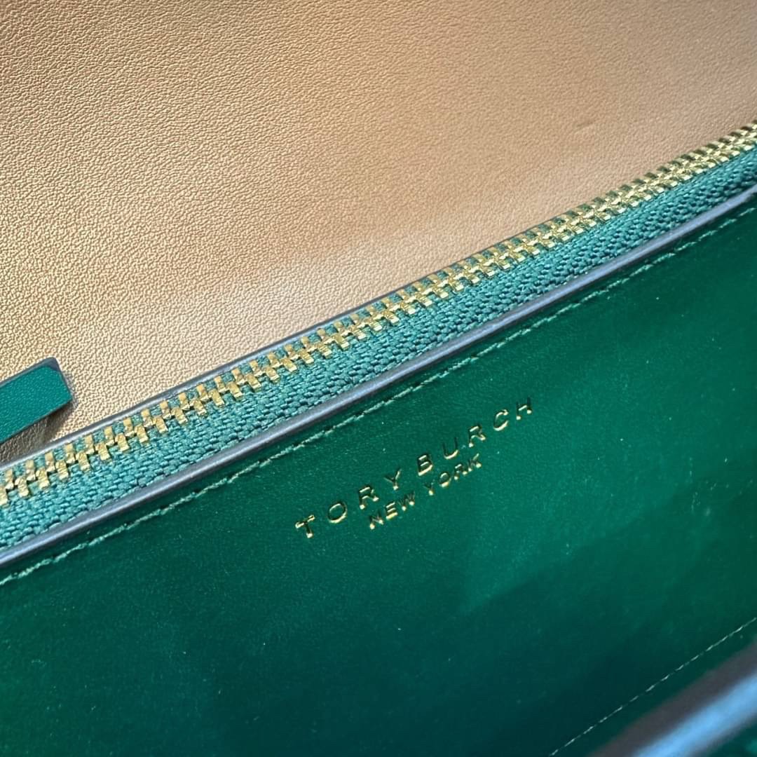 TORY BURCH ELEANOR SMALL LONG CONVERTIBLE SHOULDER กระเป๋าสะพายทรงยาว E/W Eleanor Convertible สูดหรู ดูแพง หนังแท้ เรียบสวยหรู โดดเด่นด้วยป้ายโลโก้สีทอง ลาย Double T อันเป็นเอกลักษณ์ ภายในช่องโล่งกว้างสามารถใส่โทรศัพท์ได้ทุกรุ่น สามารถใส่กระเป๋าสตางค์ใบยา