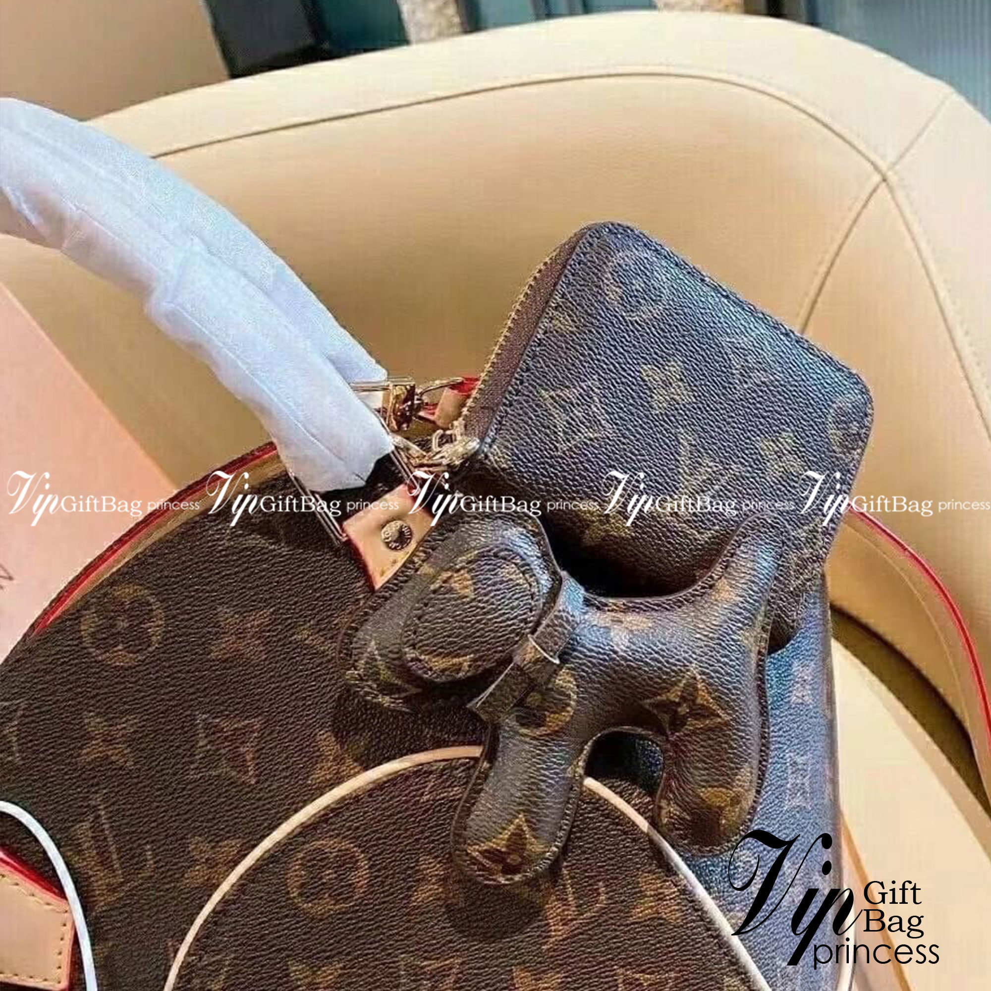 LV Ellipse PM Monogram Canvas Handbag กระเป๋าสะพายทรงหรูหรา มีสไตล์ รูปทรงโค้งแต่งขอบหนัง เป็นเอกลักษณ์ลงตัวสมบูรณ์แบบ ใบจริงสวยมากกกก ได้สวยก่อนใคร ต้องจัดแล้วจ้า พร้อมส่งที่นี่ ที่เดียว!! **พิเศษ แถมกระเป๋าสตางค์ใบเล็ก และตัวห้อยน้องหมา คุ้มสุดๆ เลยค่า