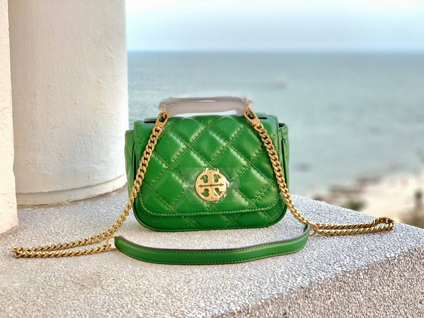 Tory Burch Willa Mini Top Handle Bag พร้อมส่งที่ไทย ใบจริงคือสวยสุดดไปเลยค่าา! กระเป๋าสะพายข้างหรือหิ้วก็เก๋ไปอีกเลยค่ะ! หนังแท้อย่างดี ลายนวมนิ่มมือดีมากค่ะ ด้านหน้ามีอะไหล่โลโก้แบรนด์ เปิดปิดกระเป๋าแบบกระดุมแม่เหล็ก ภายในสามารถใส่กระเป๋าเงินใบกลางได้;มื