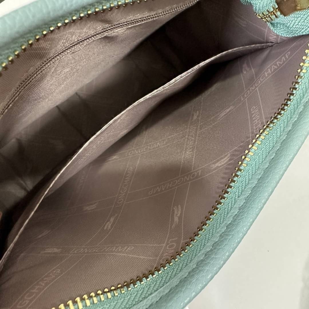 LONGCHAMP LE FOULONNÉ CROSSBODY BAG กระเป๋าสะพายที่เรียบง่ายและดูดี การออกแบบที่คล่องตัวของรุ่นนี้เหมาะอย่างยิ่งสำหรับผู้หญิงที่มีบุคลิกที่ต้องการกระเป๋าสไตล์แบบเรียบง่าย