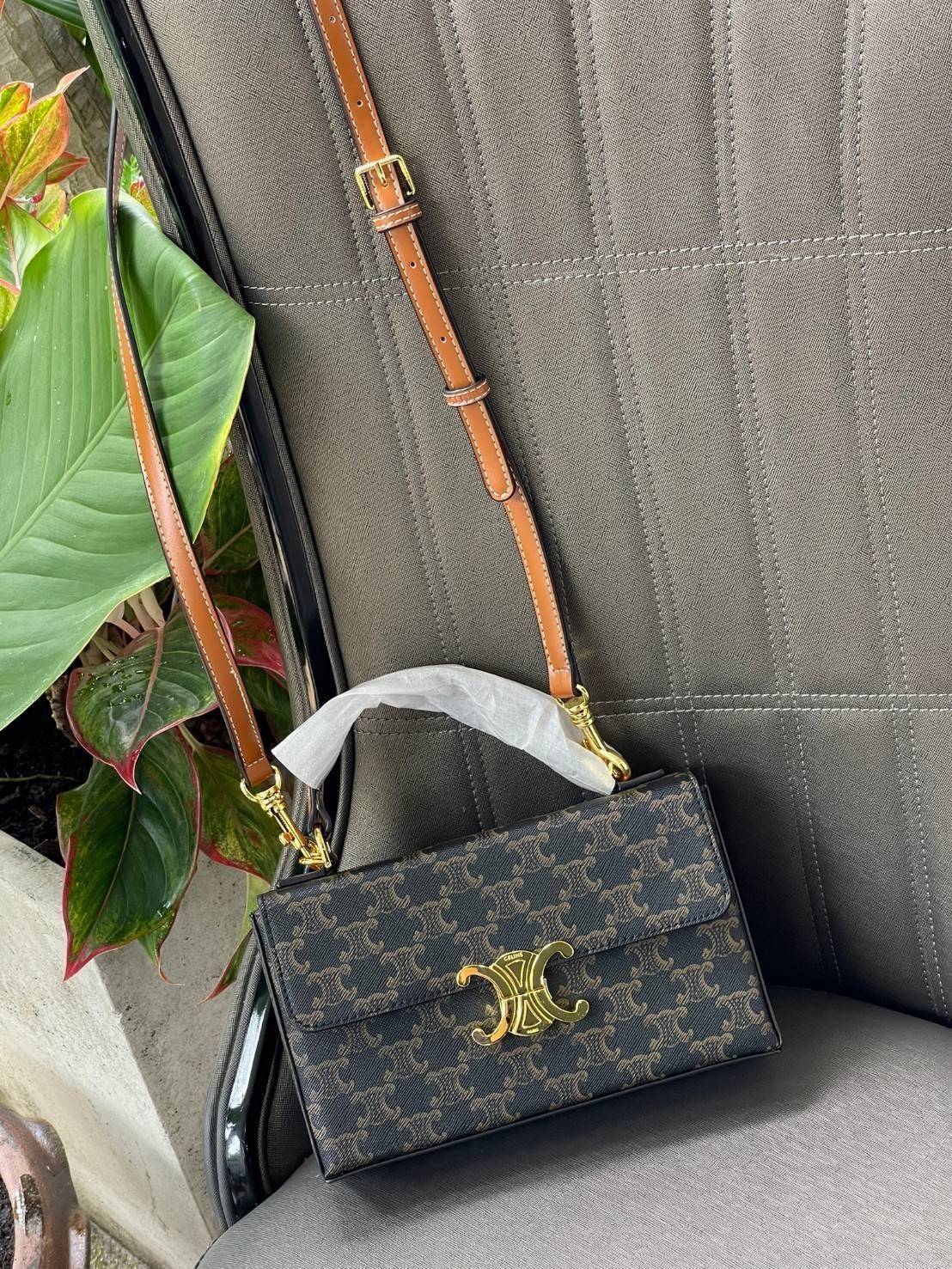 Celine Triomphe shoulder handbag Bag / Celine box triomphe in Natural Calfskin Tan กระเป๋าสะพายเรียบหรูและดูทันสมัยใบนี้ออกมา ให้คุณเลือกสะพายในชีวิตประจำวันเข้ากับการแต่งตัวสบาย ๆ หรือถอดสายถืงออกงานปาร์ตี้สังสรรค์ ก็ช่วยให้คุณดูโดดเด่นได้เช่นกัน นอกจากน