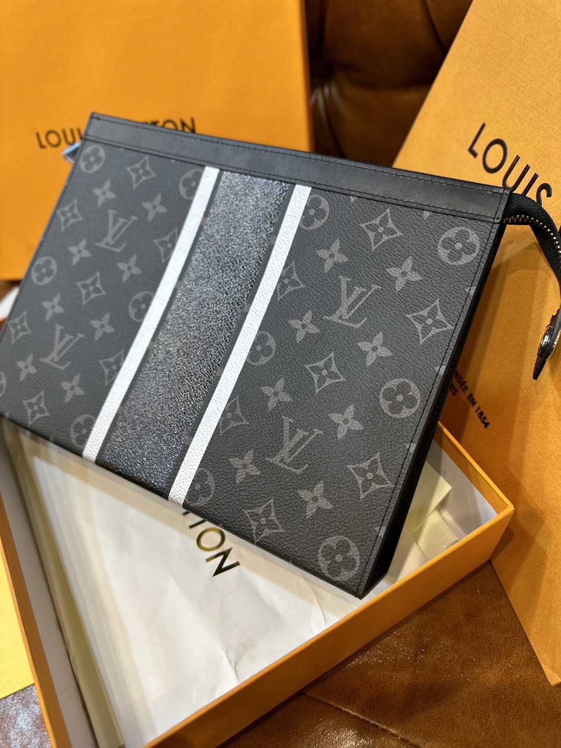 พร้อมส่ง 15 แบบ LV Pochette Voyage MM / LV Clutch กระเป๋าถือทรงคลัช ทรงพอช เกรดออริ สลับแท้ 1:1 ใช้ต่างประเทศได้ ใช้ได้ทั้งชายหญิง