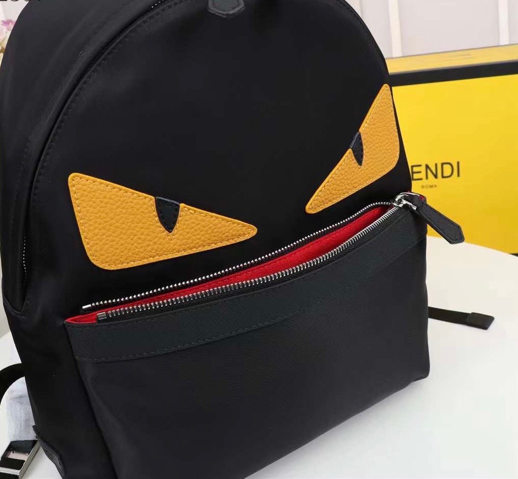 FENDI monster backpack เกรดออริจินอล FENDI Unisex Calfskin Nylon Logo Backpack กระเป๋าเป้เฟนดิ รุ่นยอดนิยมเอกลักษณ์แบรนด์ จุของได้เยอะ ใช้ได้ทั้งชายหญิง พกใบนี้ใบเดียวเอาอยู่ เป็นหนึ่งคอลเลคชั่นเด็ดที่สุดแห่งปีเลยจ้า