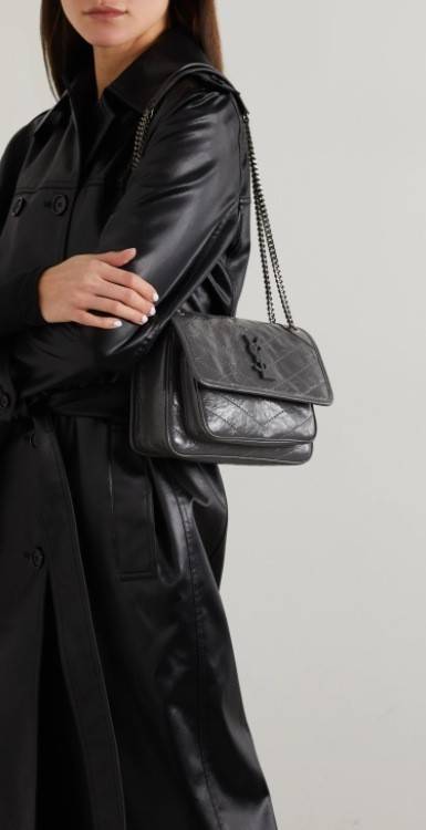 VIP 】Saint Laurent Niki shoulder bag VIP GIFT WITH PURCHASE (GWP) พรีเมี่ยมกิ้ฟ Limited Edition จาก YSL DUTY FREE COUNTER กระเป๋าสะพายรุ่น Niki จาก Saint Laurent โดดเด่นด้วยโครงสร้างทำจากหนังวัว หนังมันเงา นิ่ม งานสวยมากๆ ค่ะ อะไหล่สีดำ ด้านหน้าประดับโลโก