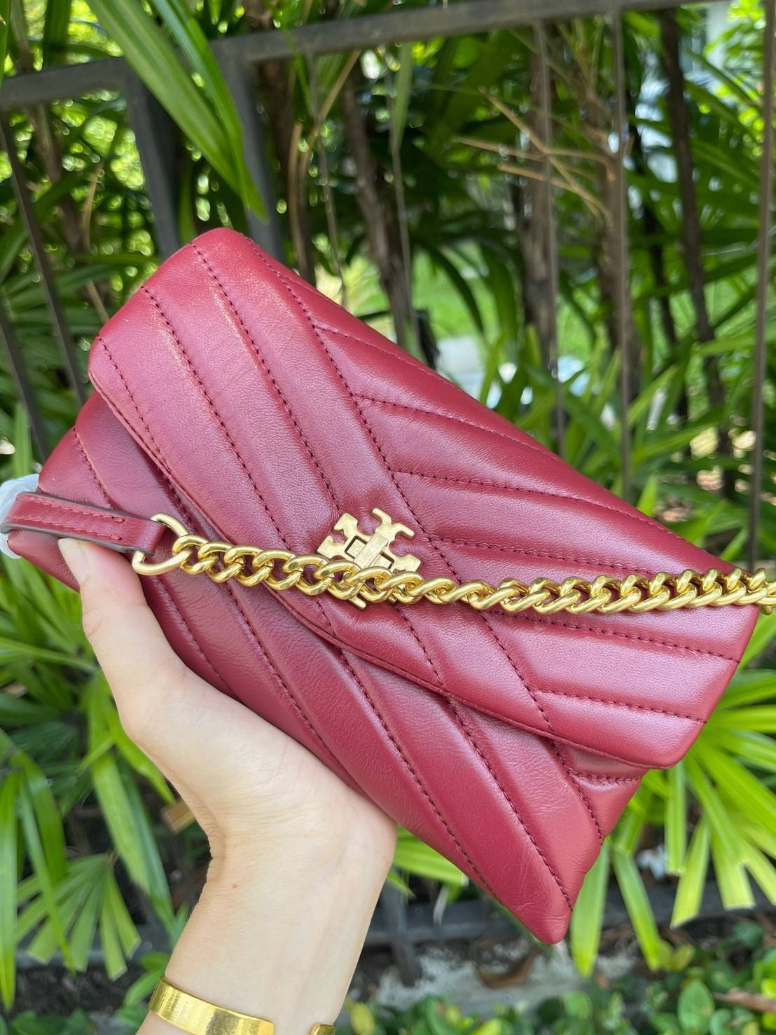 ของแท้ 💯% 】Tory Burch Kira Chevron Chain Wallet Bag เน้นความเรียบหรูดูแพง ต้องยกให้รุ่นนี้ ซึ่งมีขนาดกะทัดรัด ให้ลุคสาวมั่น Active ดูทะมัดทะแมง เหมาะสะพายในวันลำลอง และด้วยความที่เป็นแบรนด์ของทอรี่