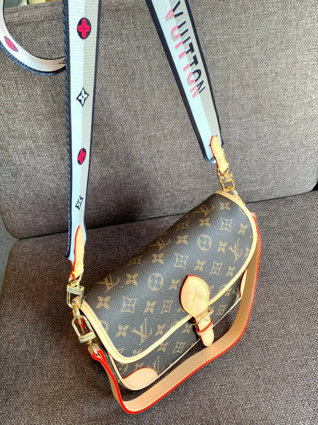 LOUIS VUITTON DIANE MONOGRAM พร้อมส่ง สุดคุ้ม! กับกระเป๋าLV พรีเมี่ยมกิฟ ตปท. หนังแท้ นิ่ม ทรงสวยมากๆค่ะ ((พื้นผิวหนังเป็นการขัดตามธรรมชาติจะมีรอยดำๆตรงขอบหนังนะคะ)) รุ่นนี้มาในลุคสวย หรู ดูชิล เพราะไม่ว่าลุคไหนๆก็เอาจริงๆจ้า! เปิดปิดกระเป๋าแบบกระดุมแม่เห