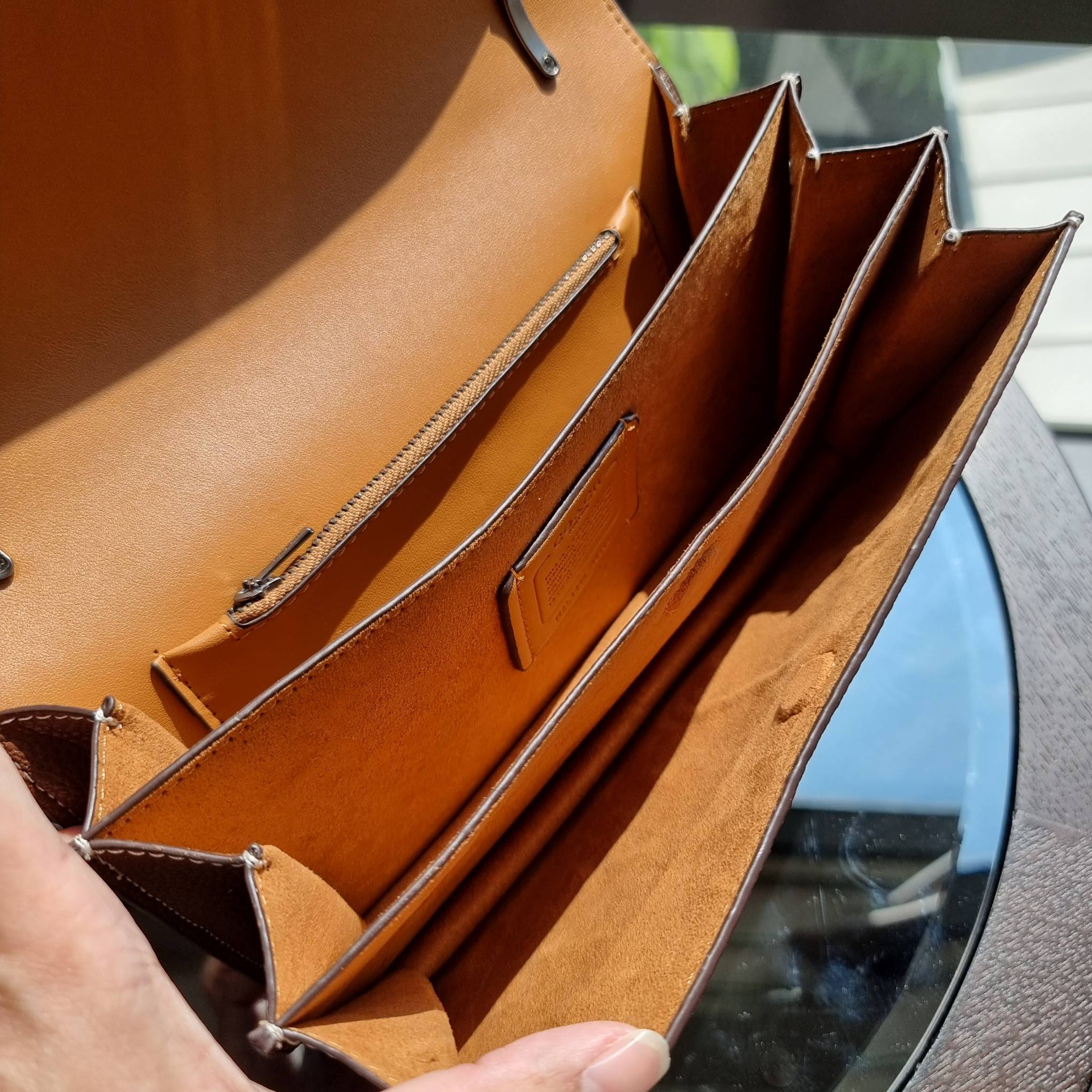 OUTLET 】COACH 88343 CAMILLE CROSSBODY WITH HORSE AND CARRIAGE PRINT AND ARCHIVE PATCH คอลเลคชั่นหายาก ที่สาวๆตั้งตารอ!! ด้วยดีไซน์ลุคผู้ดี ตกแต่งลวดลายออกมาดูโดดเด่น กับกระเป๋าสะพายที่ปรับใช้ได้หลายหลายสไตล์ สะพายไหล่สายคู่ สะพายข้างสายเดี่ยว หรือจะเอาสาย