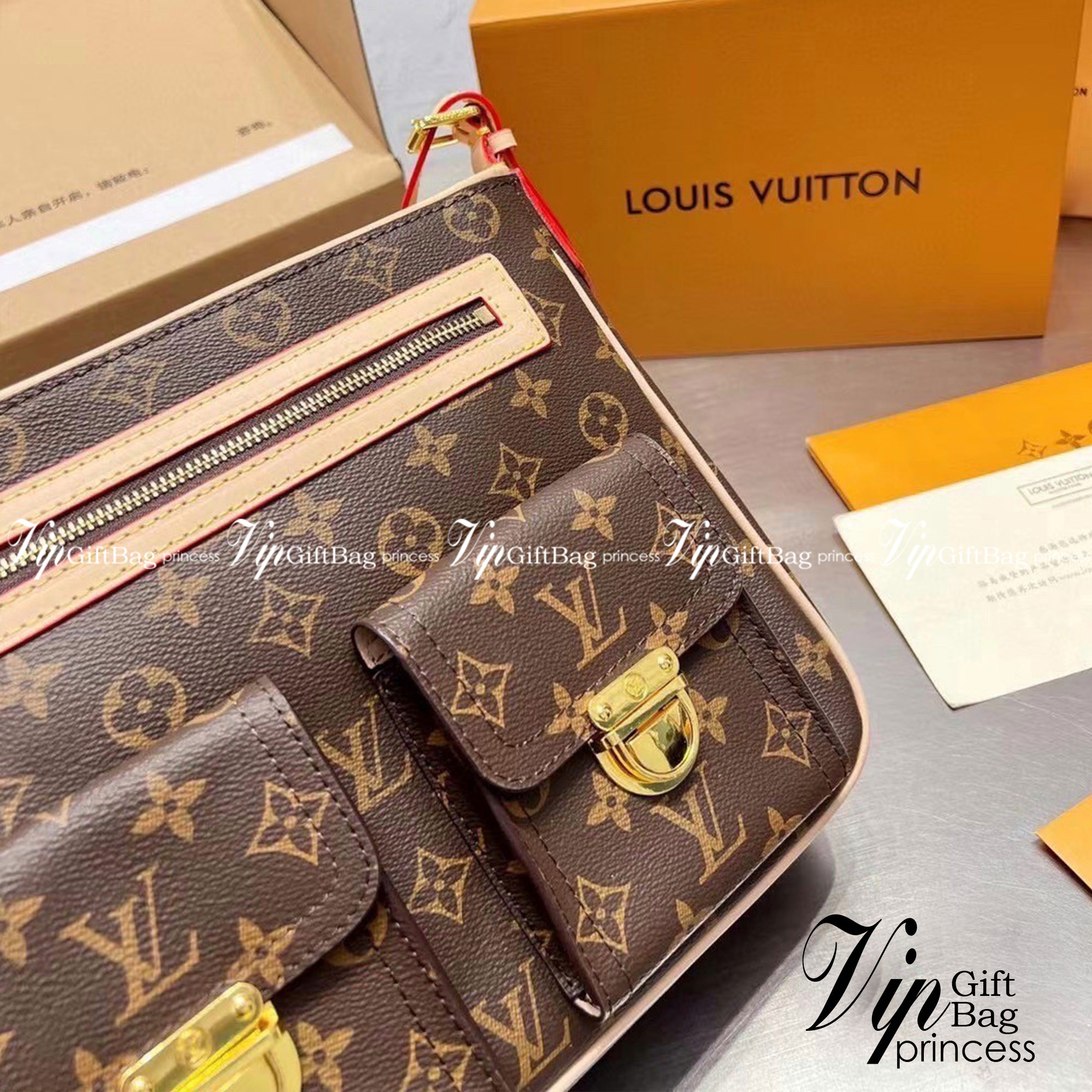 LV Hudson GM Monogram กระเป๋าสะพายสุดเท่ห์ไม่ซ้ำใคร Unisex ขนาดกำลังดี รูปทรงสวย ด้านหน้าโดดเด่นด้วยสกรีนโลโก้แบรนด์ วัสดุแคนวาส ผสมหนังแท้ ด้านในโล่งกว้าง มีช่องแยกย่อยไว้เก็บของสำคัญได้อย่างเป็นสัดส่วน จุของได้เยอะ พร้อมสายสะพาย ปรับระดับได้ตามการใช้งาน